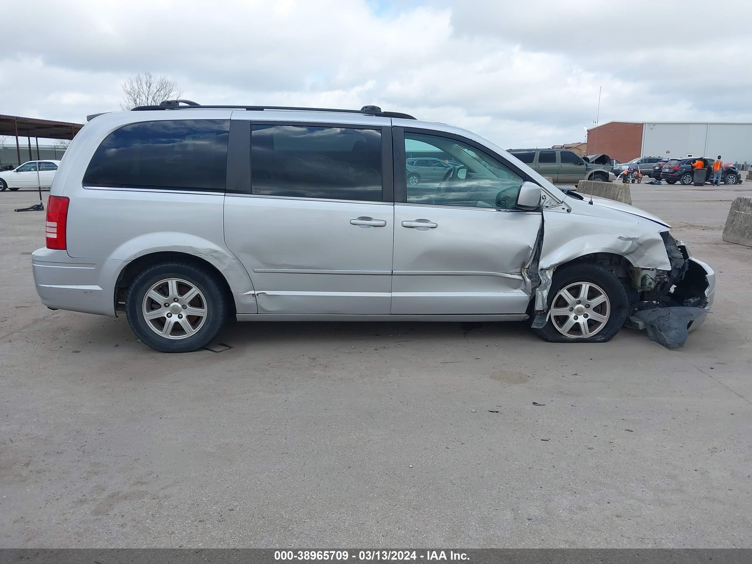 Photo 13 VIN: 2A8HR54PX8R136661 - CHRYSLER TOWN & COUNTRY 