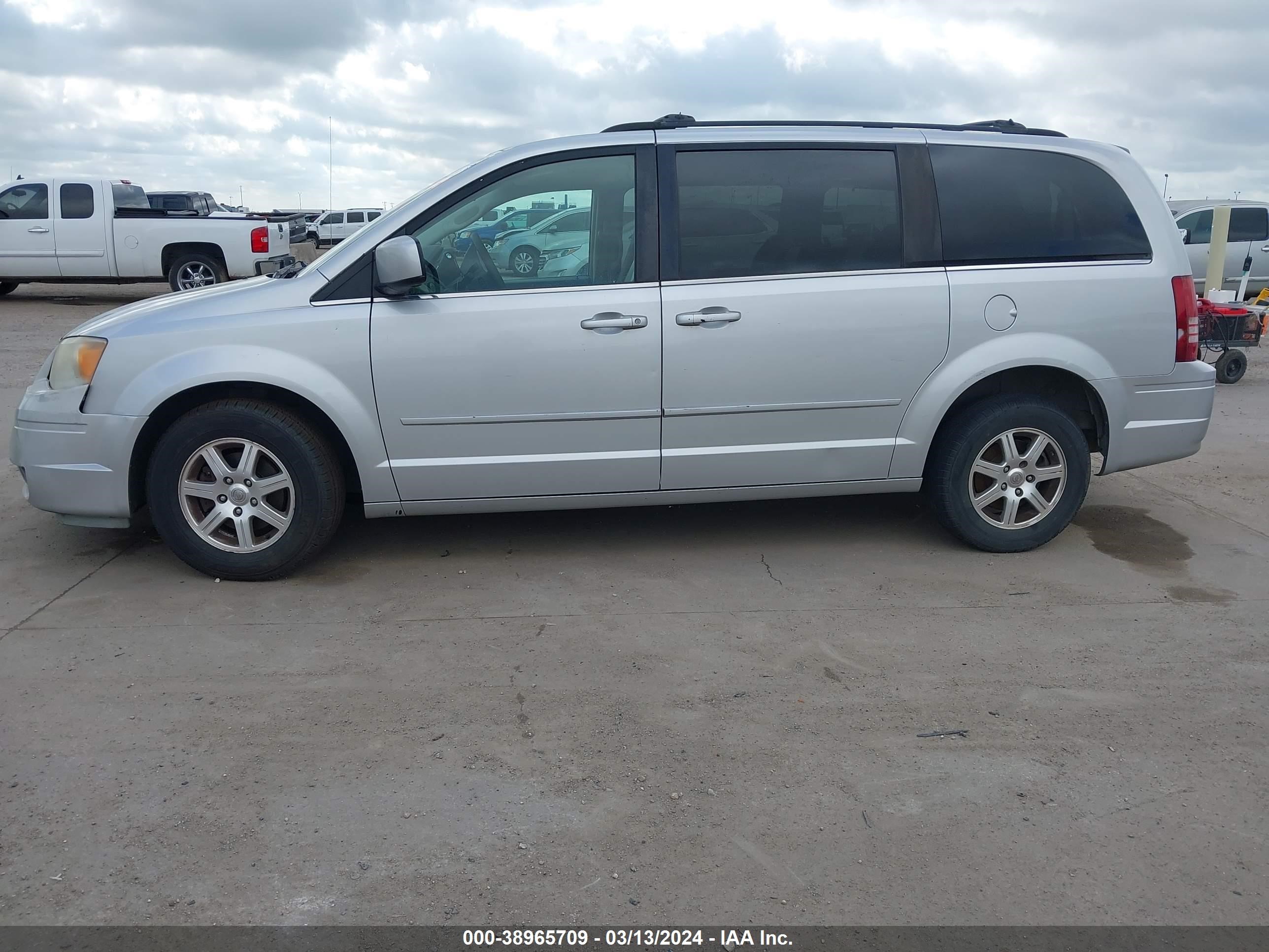 Photo 14 VIN: 2A8HR54PX8R136661 - CHRYSLER TOWN & COUNTRY 