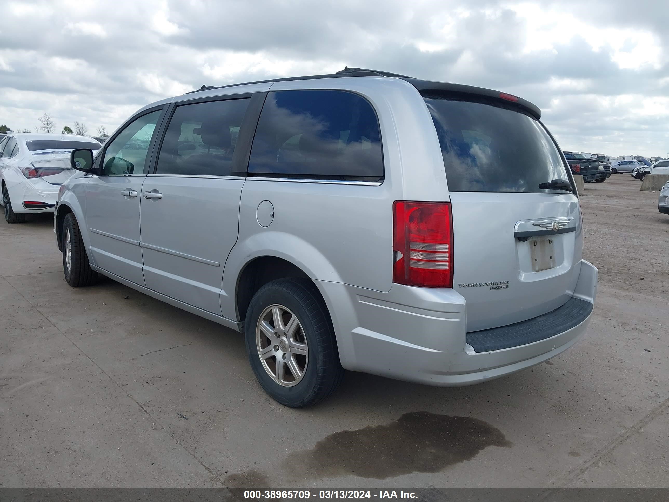 Photo 2 VIN: 2A8HR54PX8R136661 - CHRYSLER TOWN & COUNTRY 