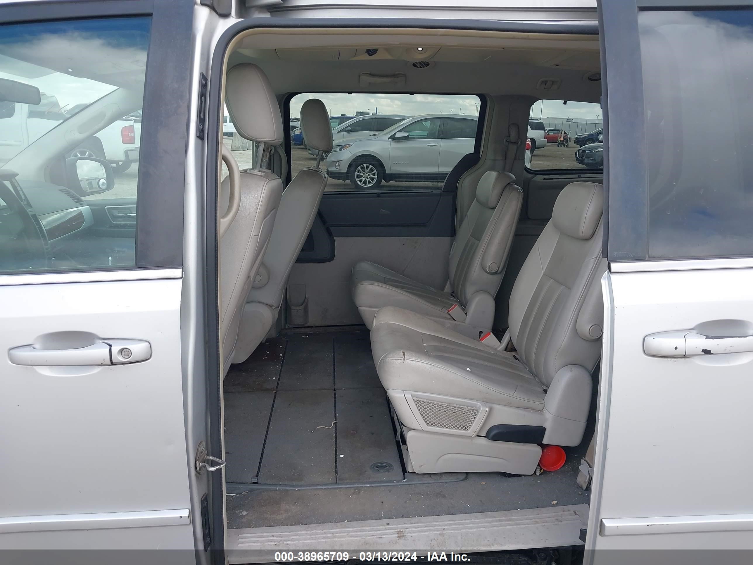 Photo 7 VIN: 2A8HR54PX8R136661 - CHRYSLER TOWN & COUNTRY 