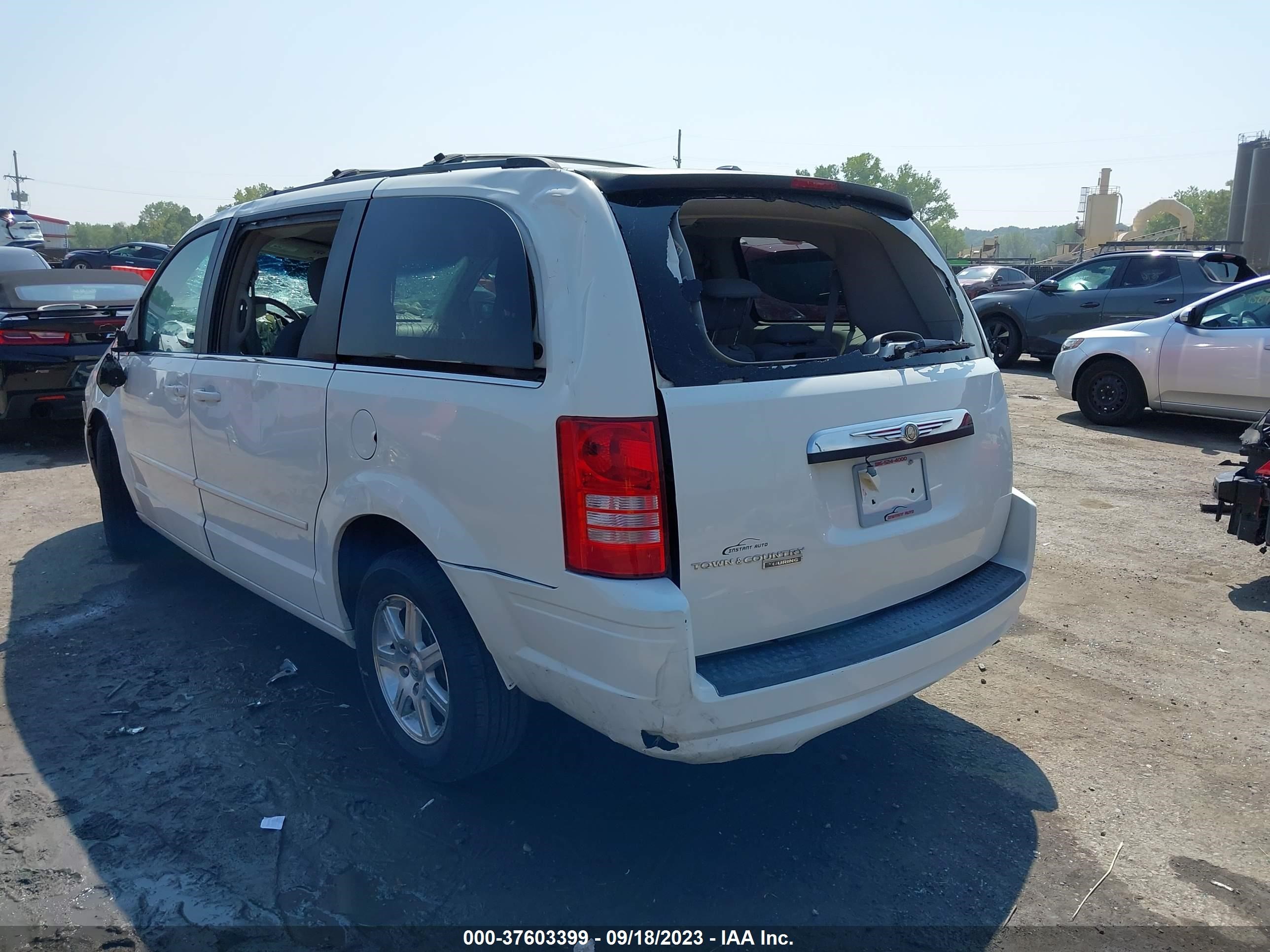 Photo 2 VIN: 2A8HR54PX8R710126 - CHRYSLER TOWN & COUNTRY 