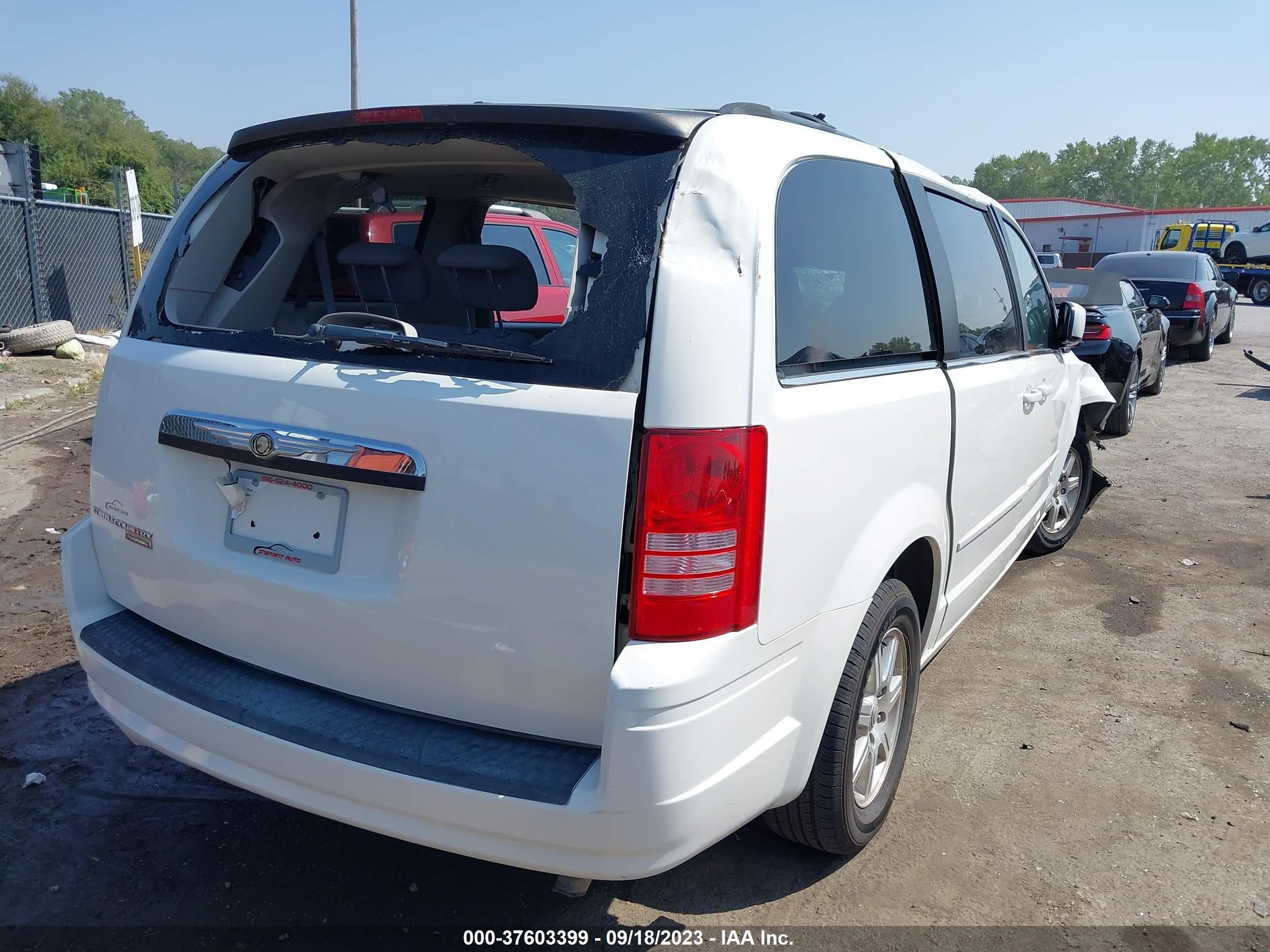 Photo 3 VIN: 2A8HR54PX8R710126 - CHRYSLER TOWN & COUNTRY 