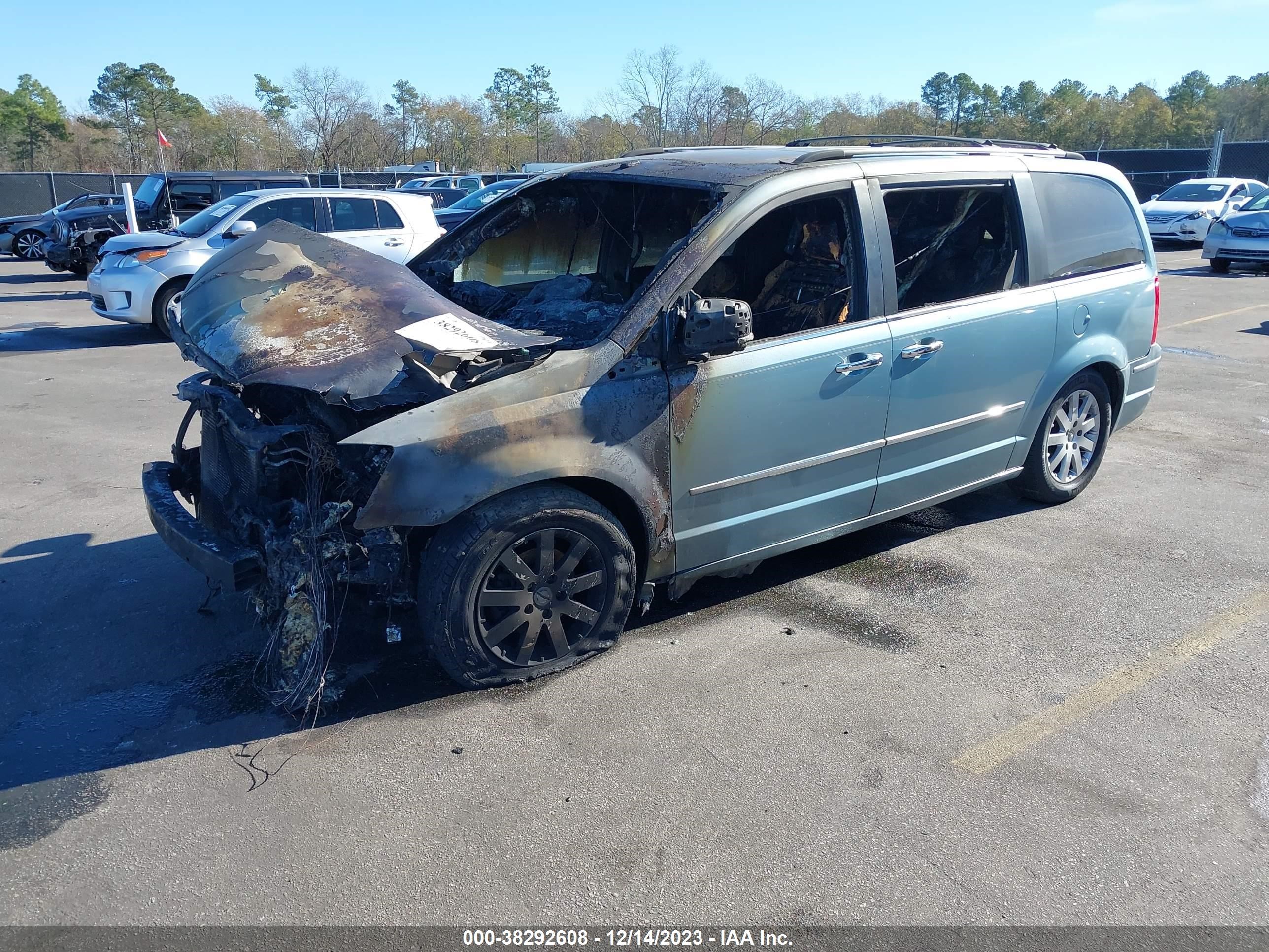 Photo 1 VIN: 2A8HR64X18R688586 - CHRYSLER TOWN & COUNTRY 