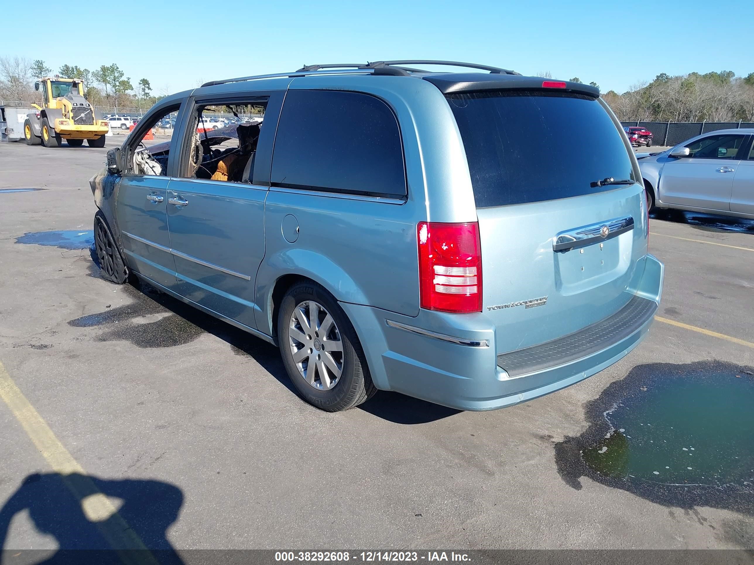 Photo 2 VIN: 2A8HR64X18R688586 - CHRYSLER TOWN & COUNTRY 