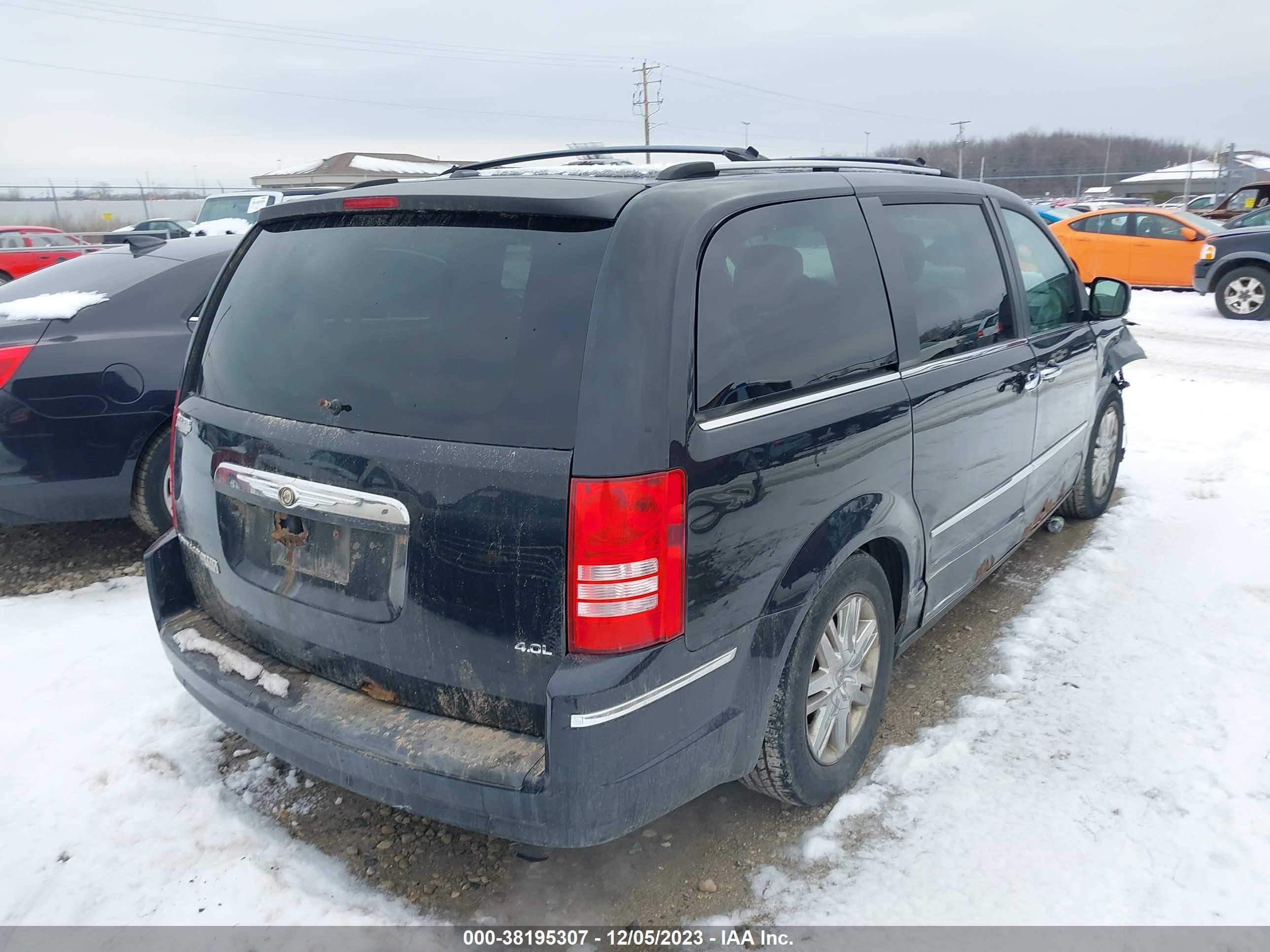 Photo 3 VIN: 2A8HR64X28R688189 - CHRYSLER TOWN & COUNTRY 