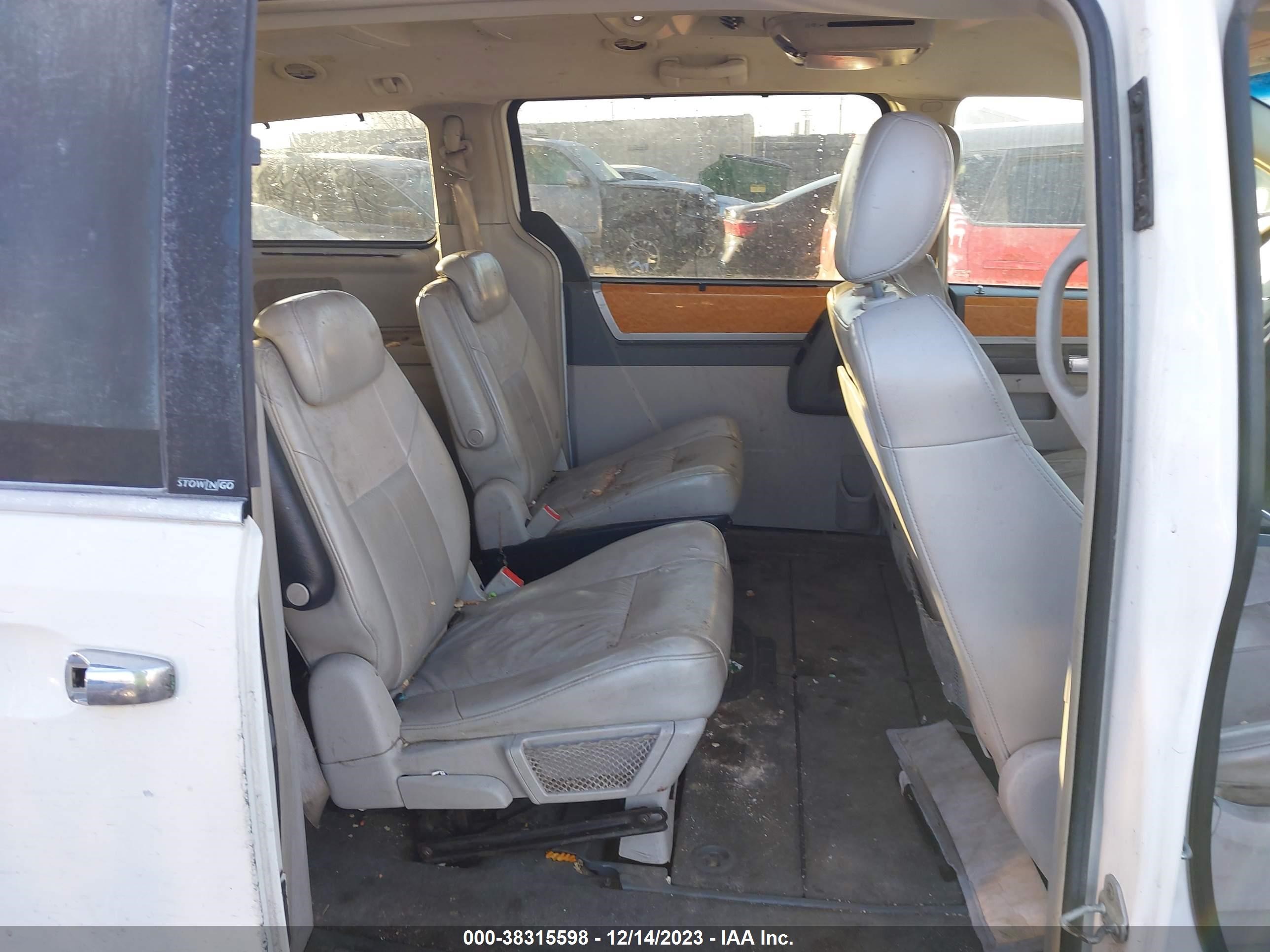 Photo 7 VIN: 2A8HR64X38R137107 - CHRYSLER TOWN & COUNTRY 