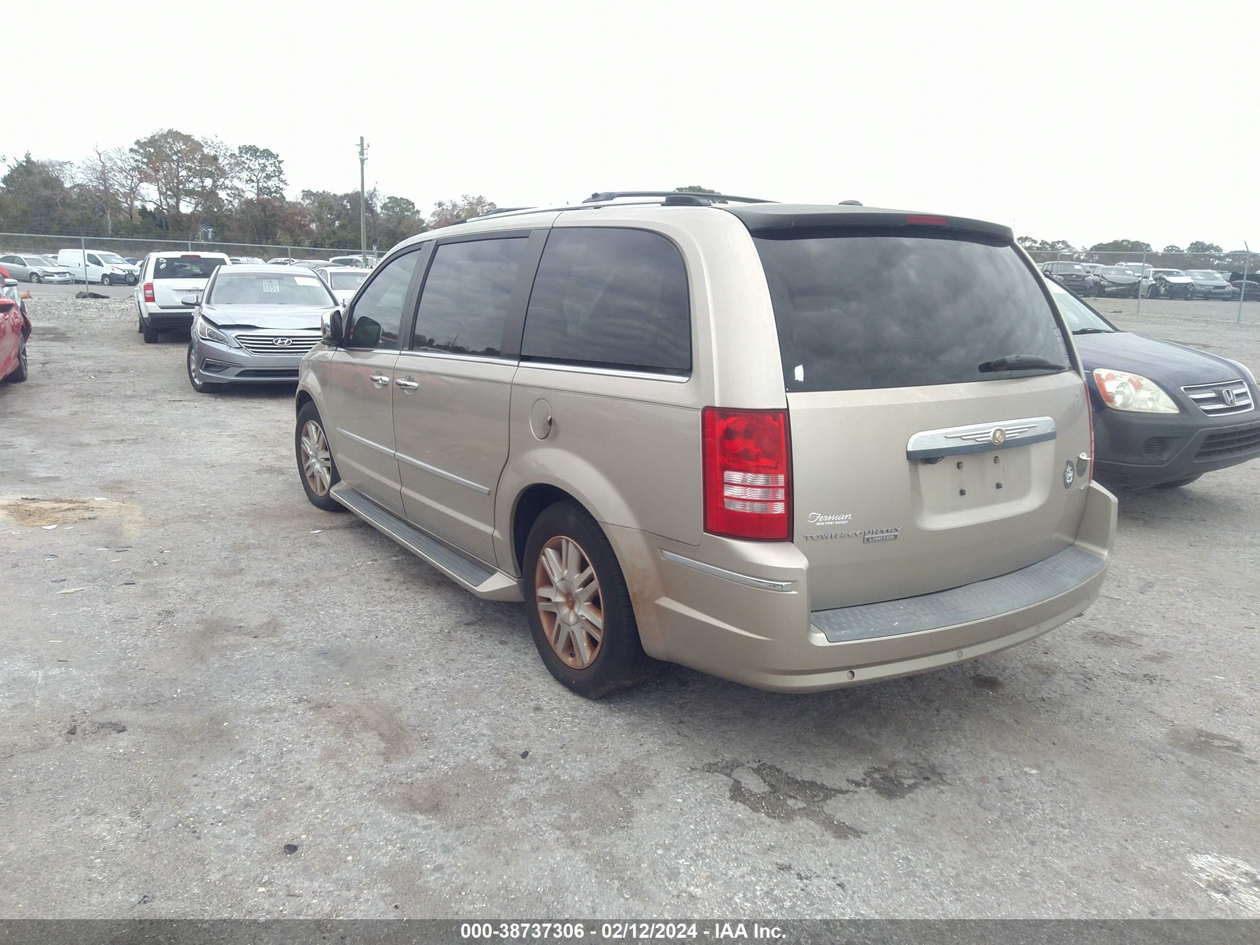 Photo 2 VIN: 2A8HR64X38R149791 - CHRYSLER TOWN & COUNTRY 