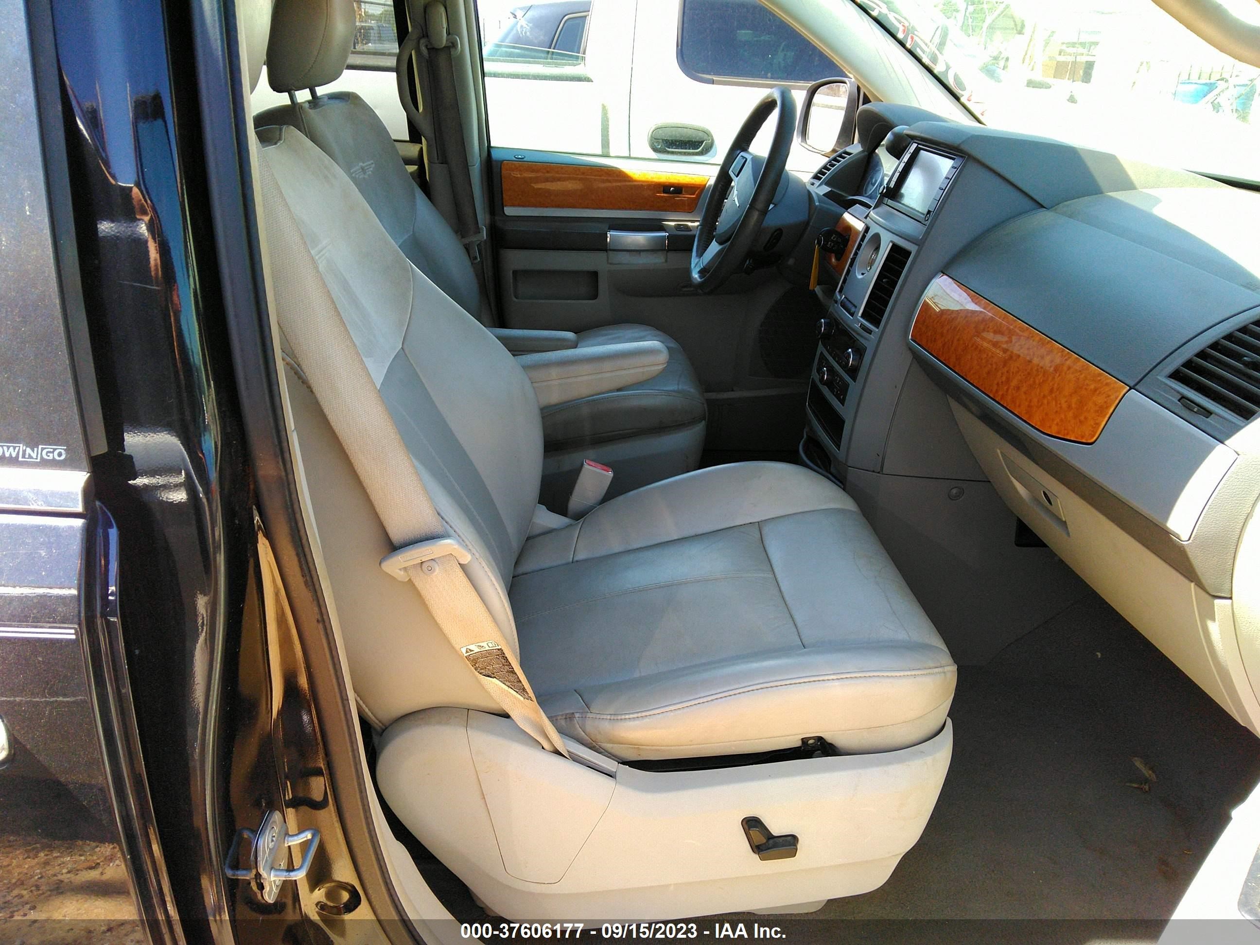 Photo 4 VIN: 2A8HR64X38R689979 - CHRYSLER TOWN & COUNTRY 