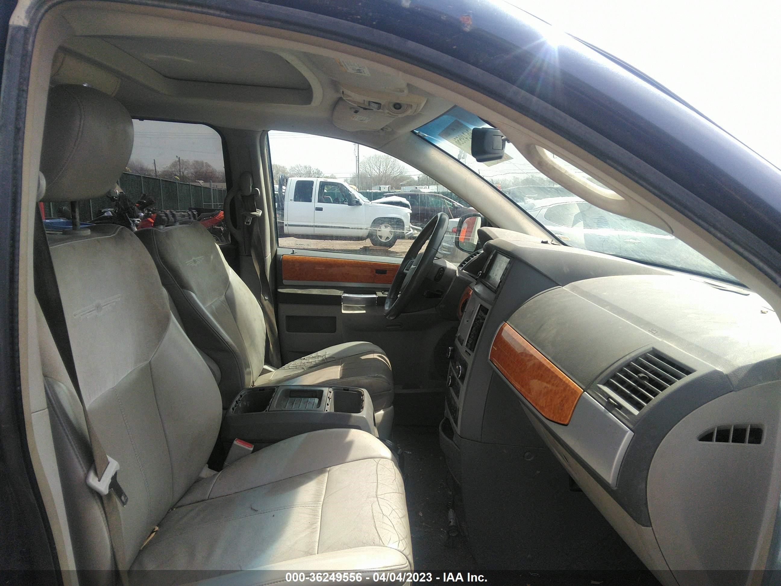 Photo 4 VIN: 2A8HR64X88R143291 - CHRYSLER TOWN & COUNTRY 