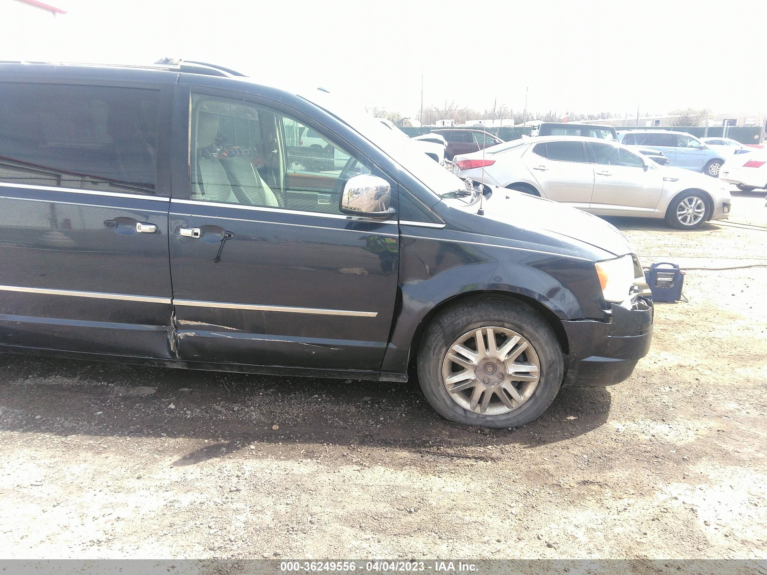 Photo 5 VIN: 2A8HR64X88R143291 - CHRYSLER TOWN & COUNTRY 