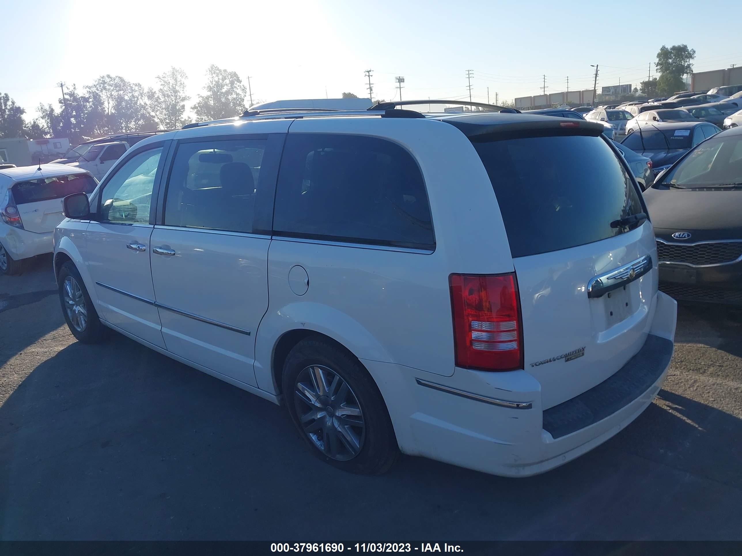 Photo 2 VIN: 2A8HR64X88R839147 - CHRYSLER TOWN & COUNTRY 