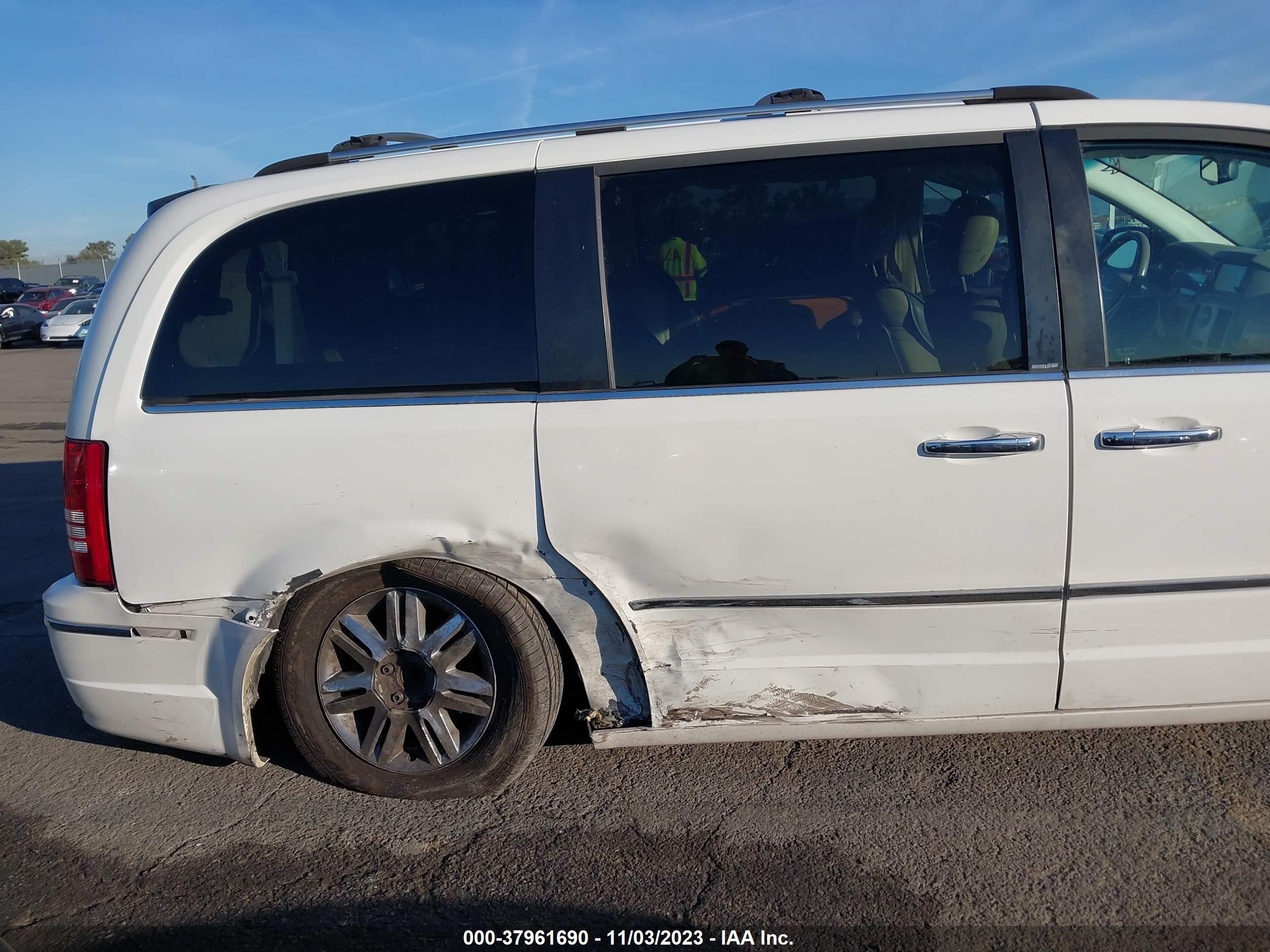 Photo 5 VIN: 2A8HR64X88R839147 - CHRYSLER TOWN & COUNTRY 