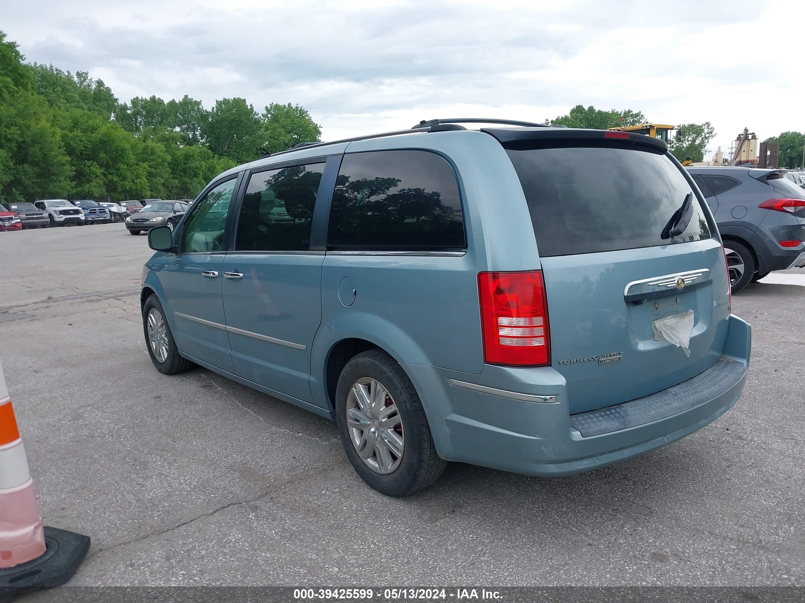 Photo 2 VIN: 2A8HR64XX8R629522 - CHRYSLER TOWN & COUNTRY 