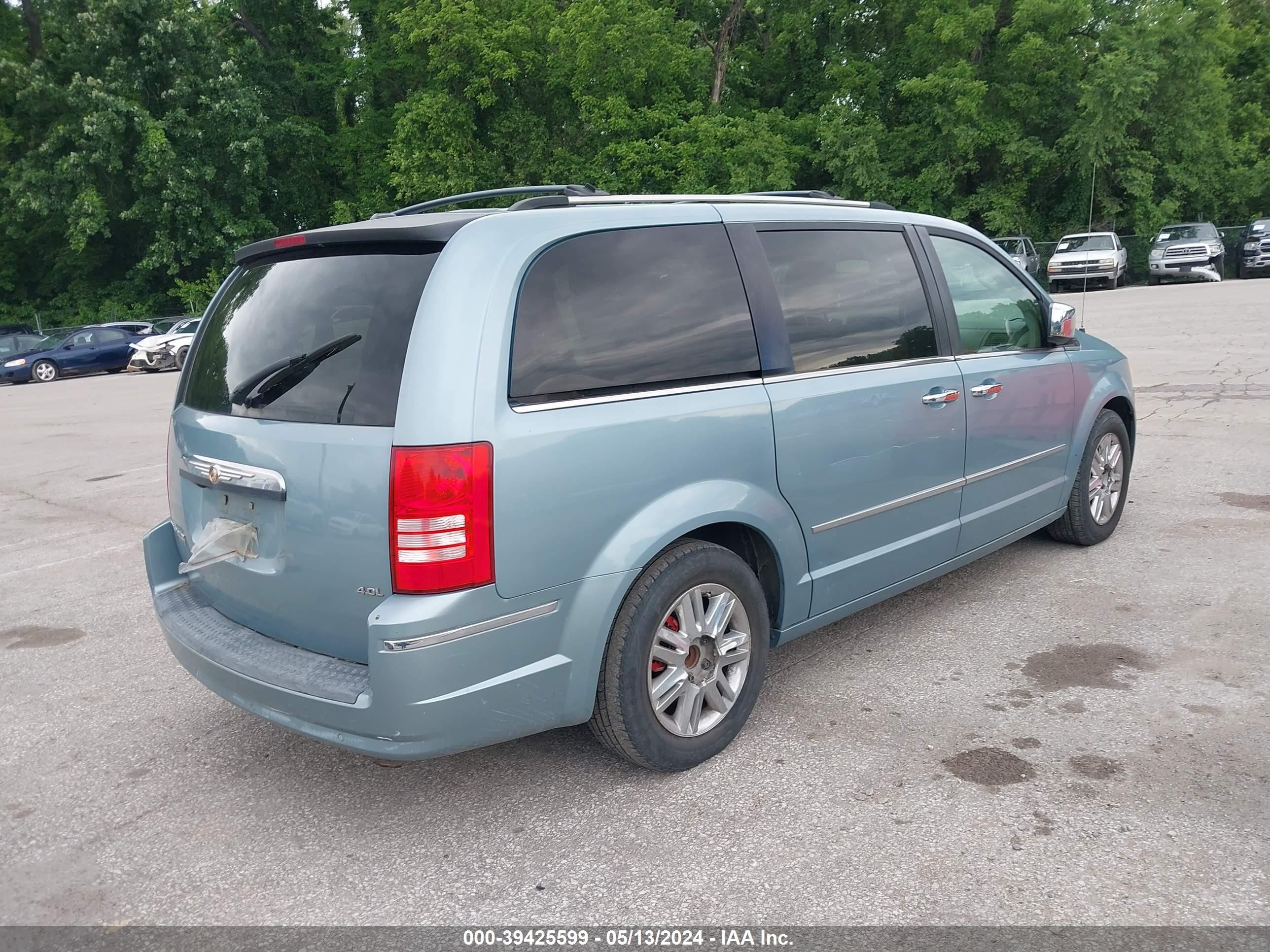 Photo 3 VIN: 2A8HR64XX8R629522 - CHRYSLER TOWN & COUNTRY 