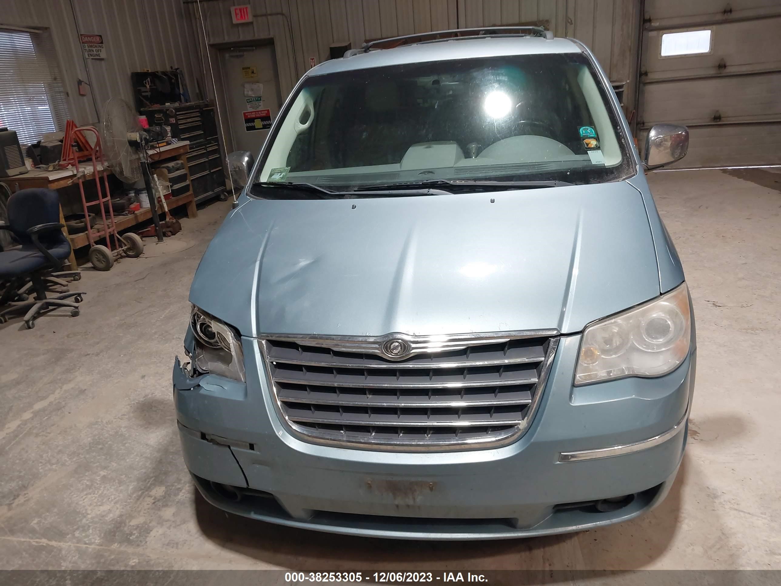 Photo 11 VIN: 2A8HR64XX8R718765 - CHRYSLER TOWN & COUNTRY 