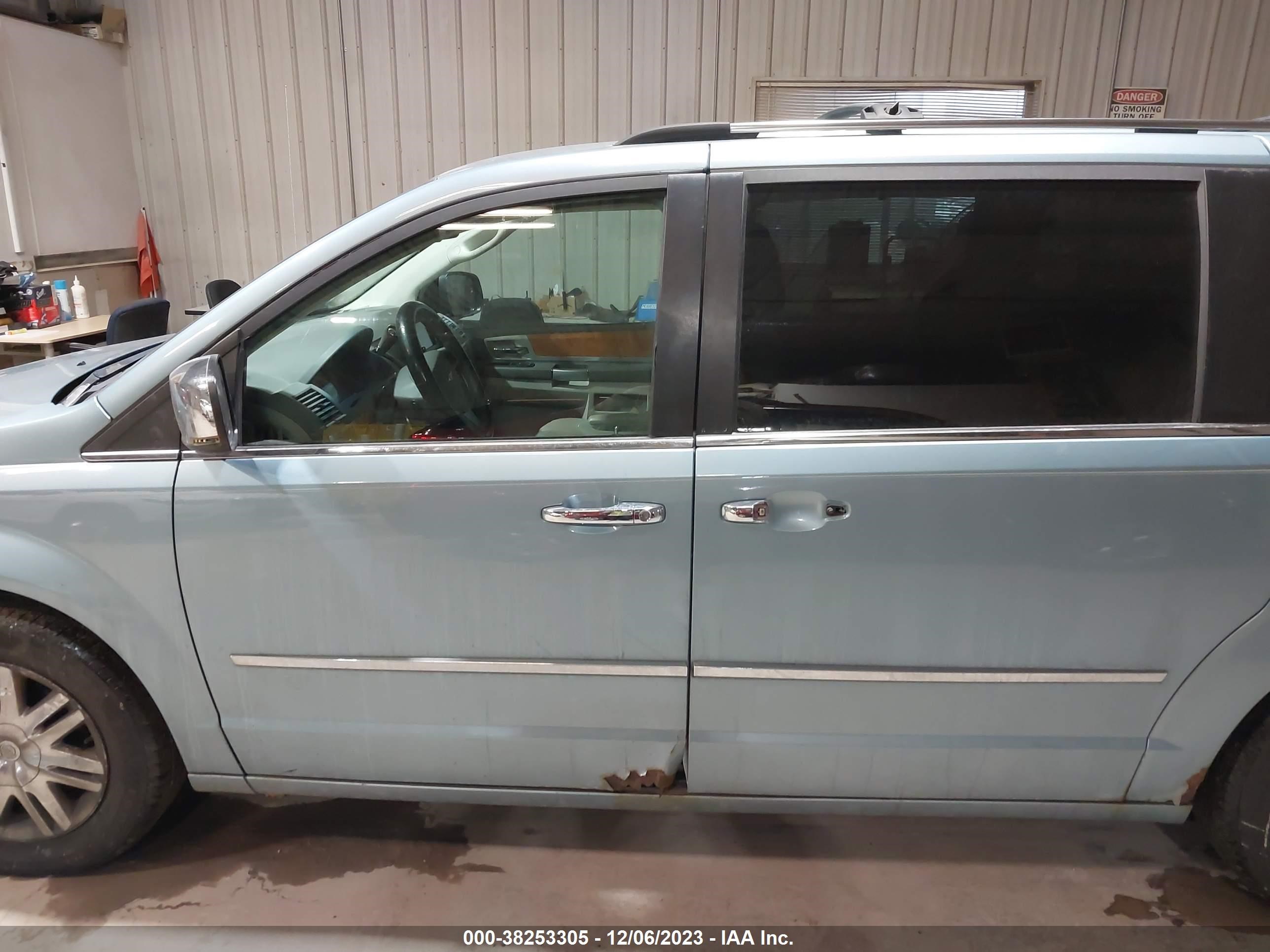 Photo 13 VIN: 2A8HR64XX8R718765 - CHRYSLER TOWN & COUNTRY 