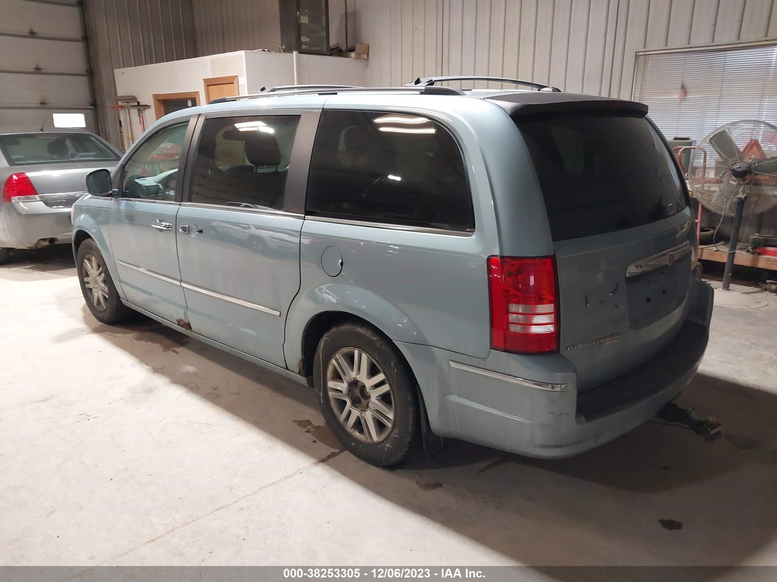 Photo 2 VIN: 2A8HR64XX8R718765 - CHRYSLER TOWN & COUNTRY 