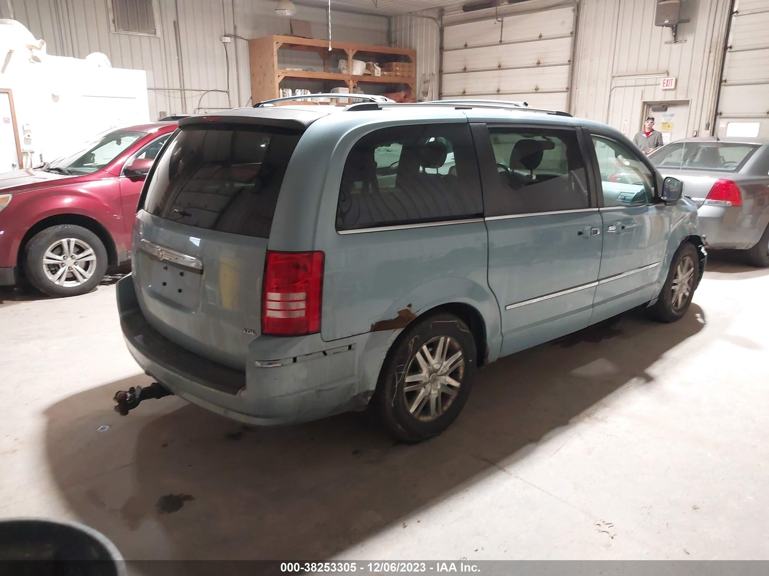 Photo 3 VIN: 2A8HR64XX8R718765 - CHRYSLER TOWN & COUNTRY 