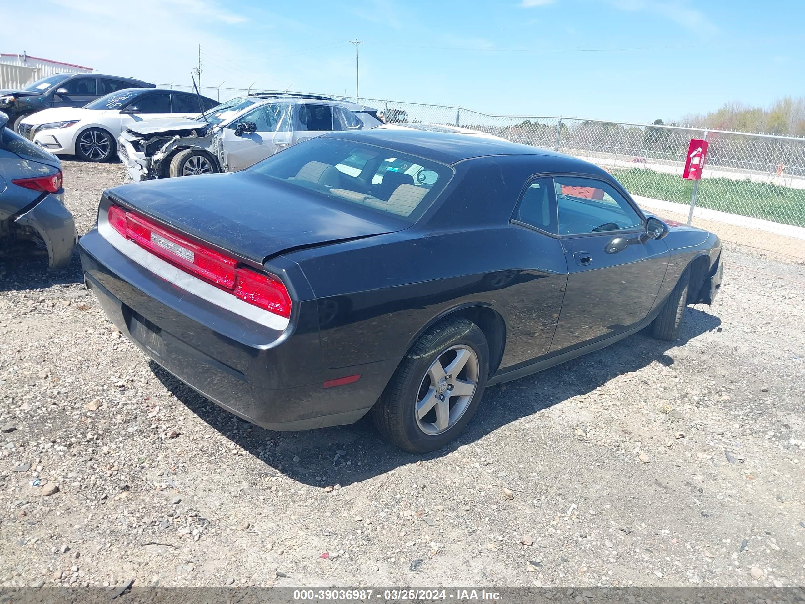 Photo 3 VIN: 2B3CJ4DV8AH136866 - DODGE CHALLENGER 