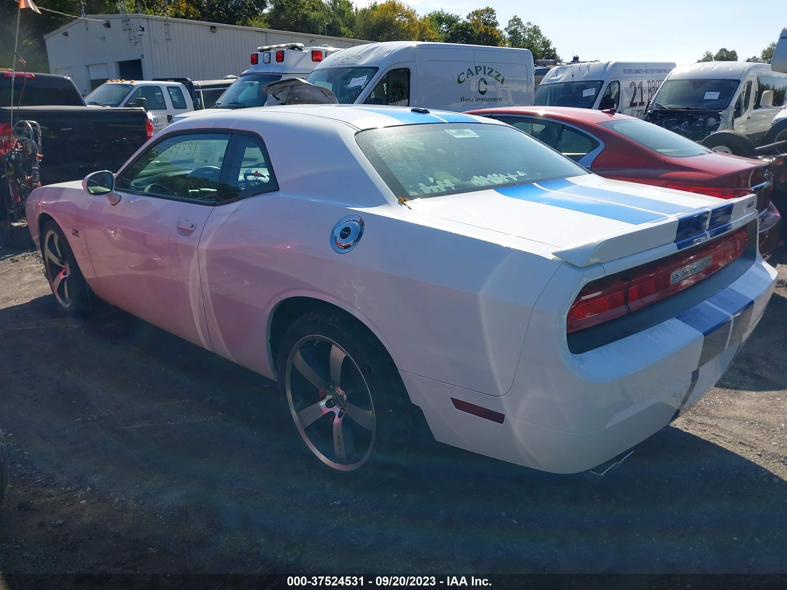 Photo 2 VIN: 2B3CJ7DJ2BH501901 - DODGE CHALLENGER 