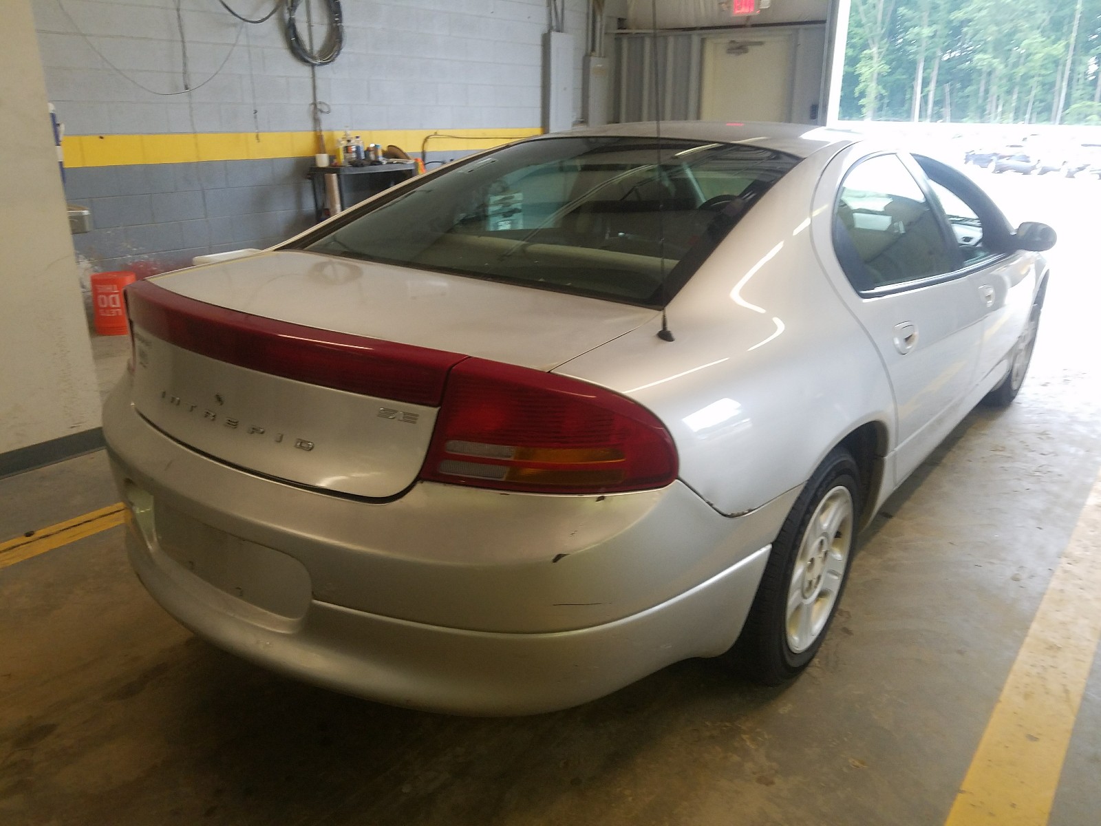 Photo 3 VIN: 2B3HD46R64H651690 - DODGE INTREPID 