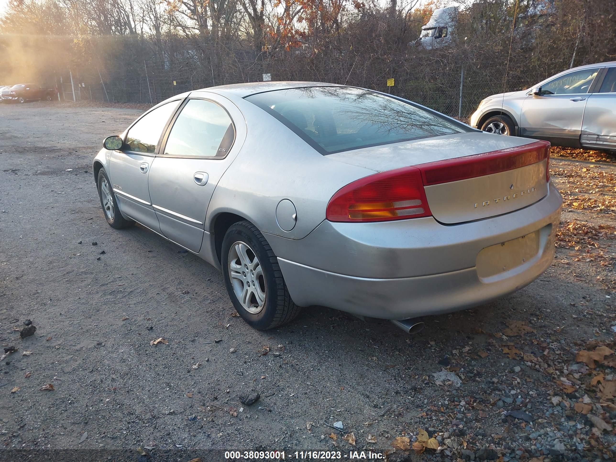 Photo 2 VIN: 2B3HD56J1YH288981 - DODGE INTREPID 