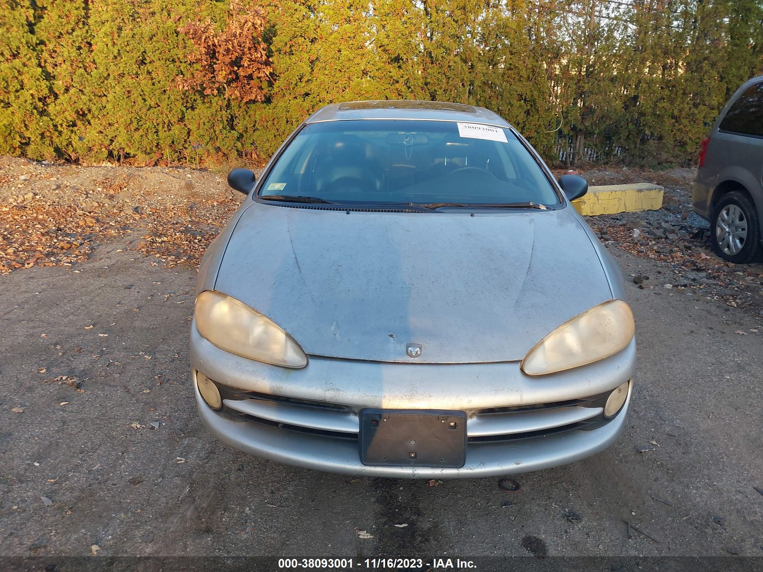 Photo 5 VIN: 2B3HD56J1YH288981 - DODGE INTREPID 