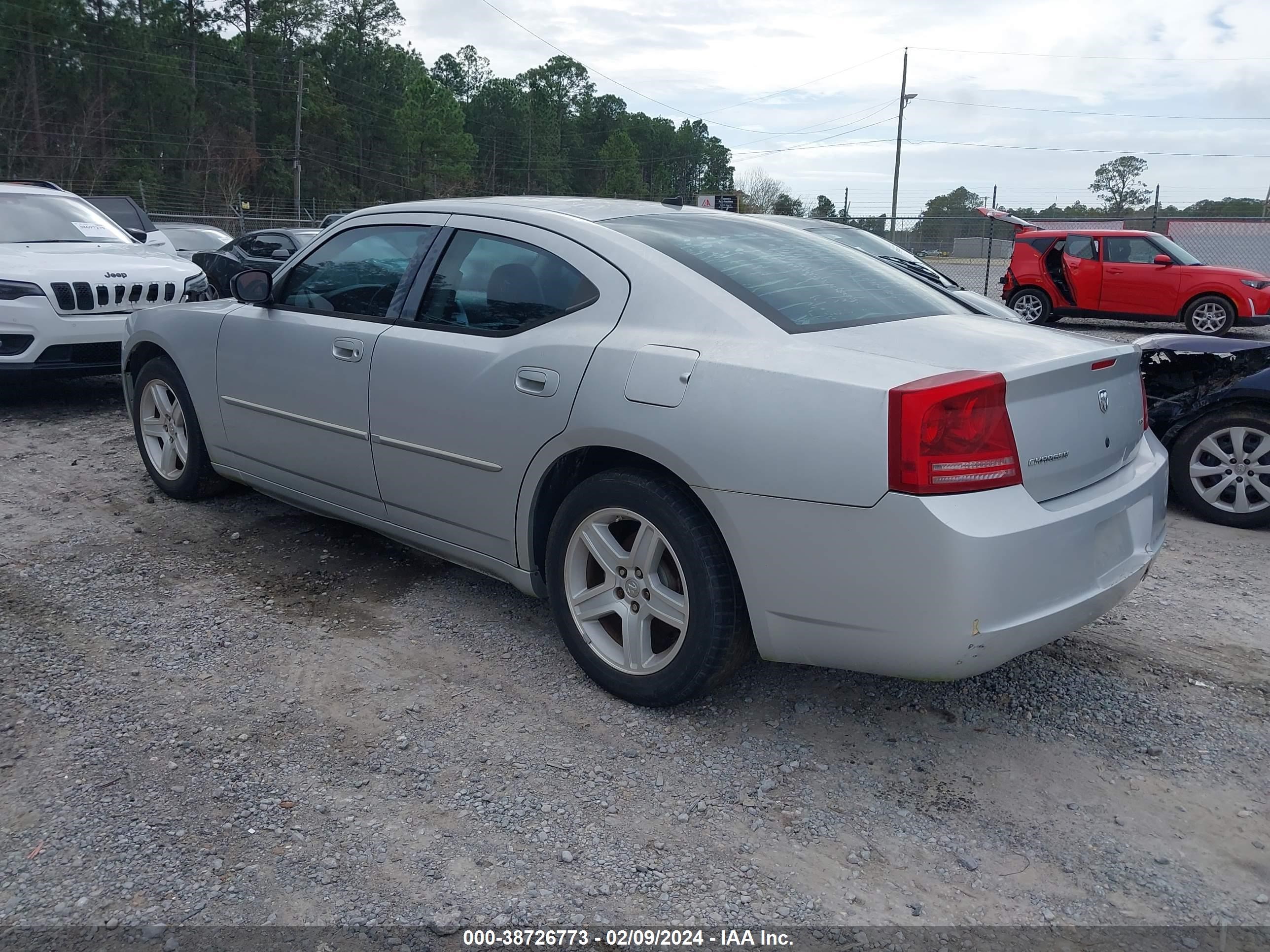 Photo 2 VIN: 2B3KA33G48H323136 - DODGE CHARGER 