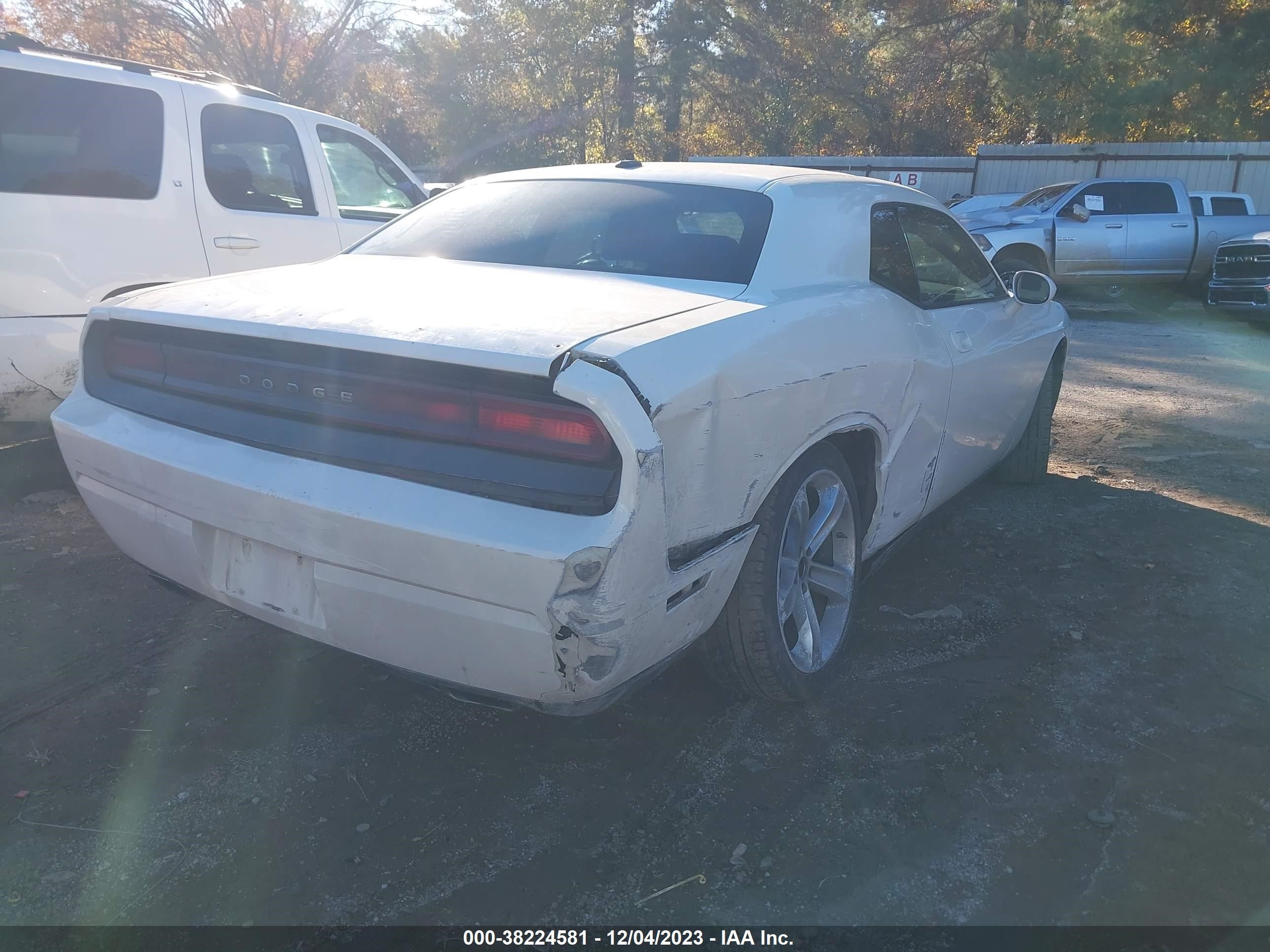 Photo 3 VIN: 2B3LJ54T59H511435 - DODGE CHALLENGER 