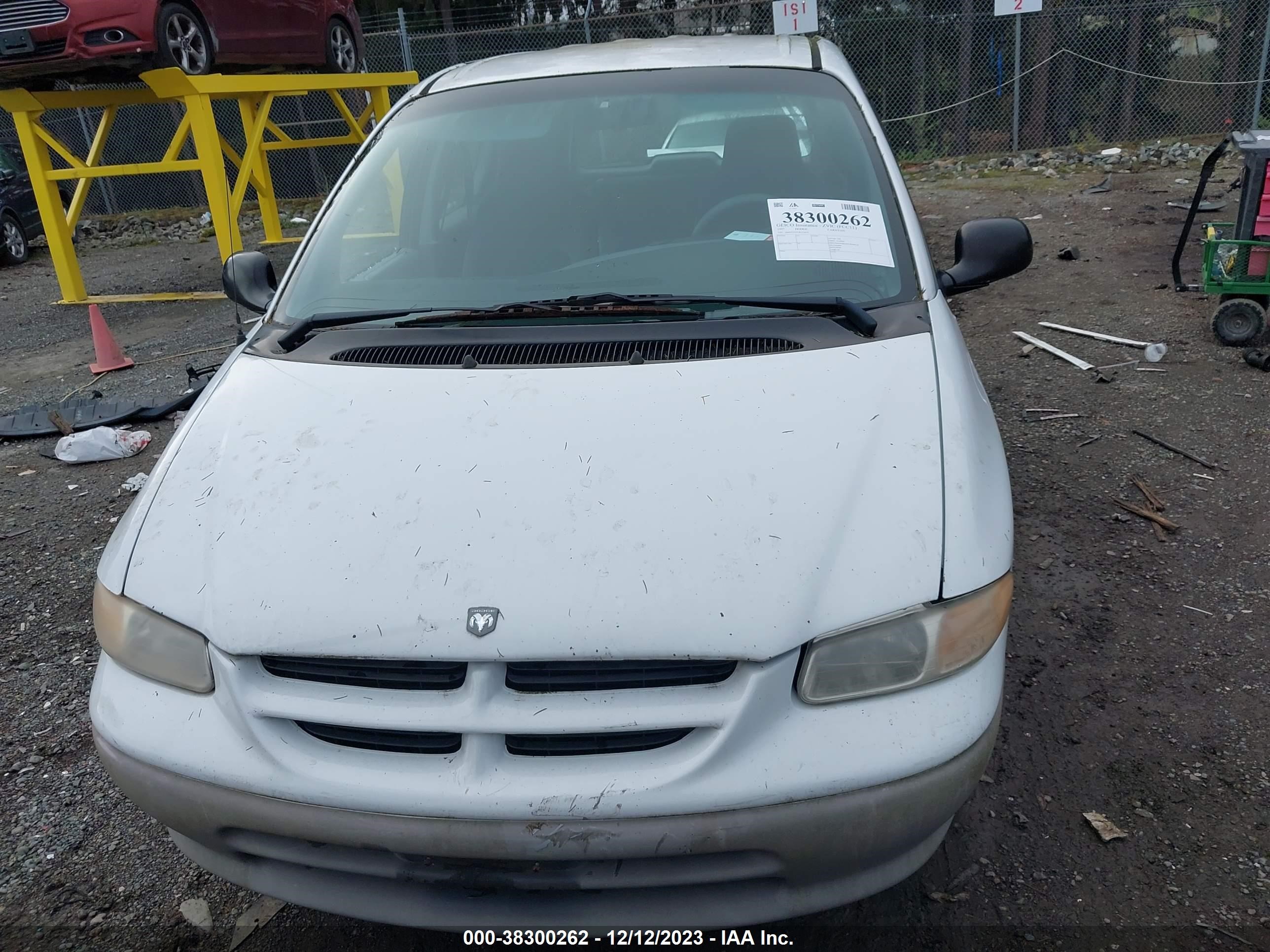 Photo 11 VIN: 2B4FP2532VR323674 - DODGE CARAVAN 