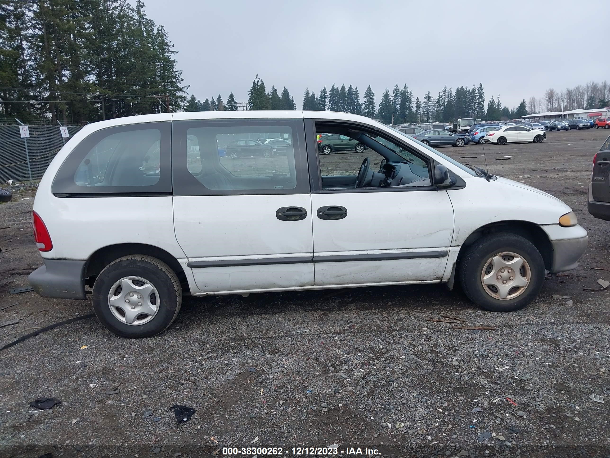 Photo 12 VIN: 2B4FP2532VR323674 - DODGE CARAVAN 