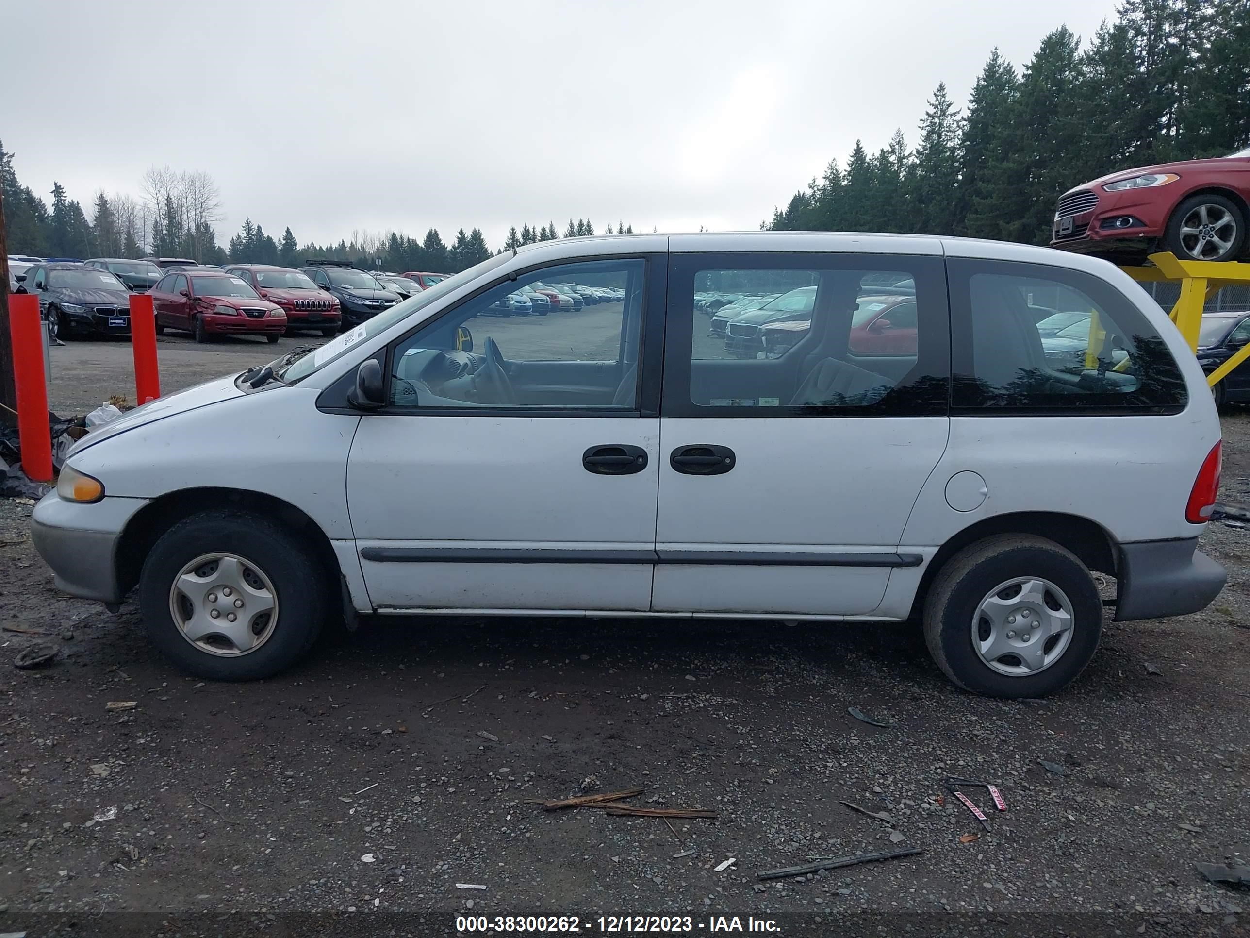 Photo 13 VIN: 2B4FP2532VR323674 - DODGE CARAVAN 