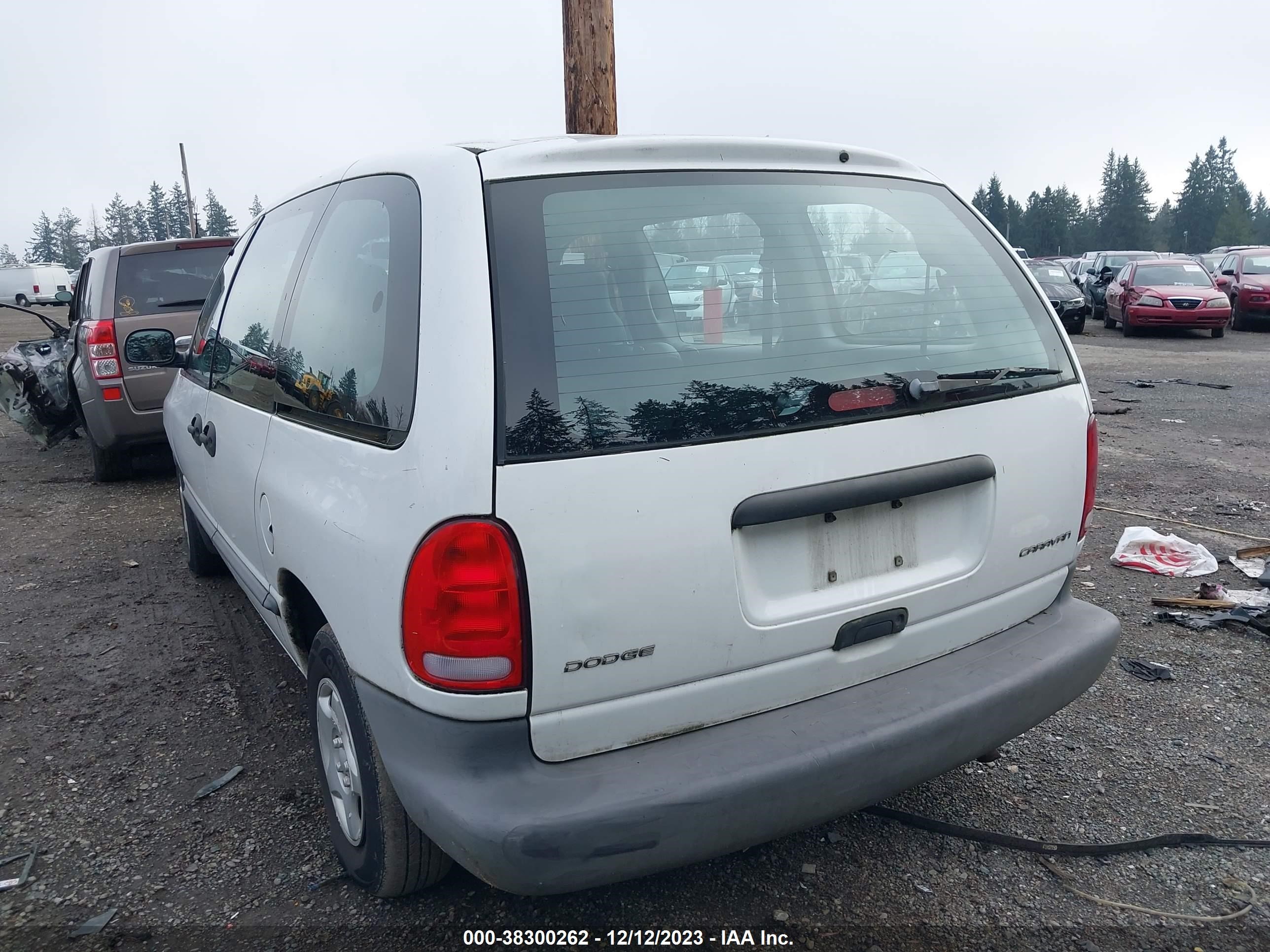 Photo 2 VIN: 2B4FP2532VR323674 - DODGE CARAVAN 