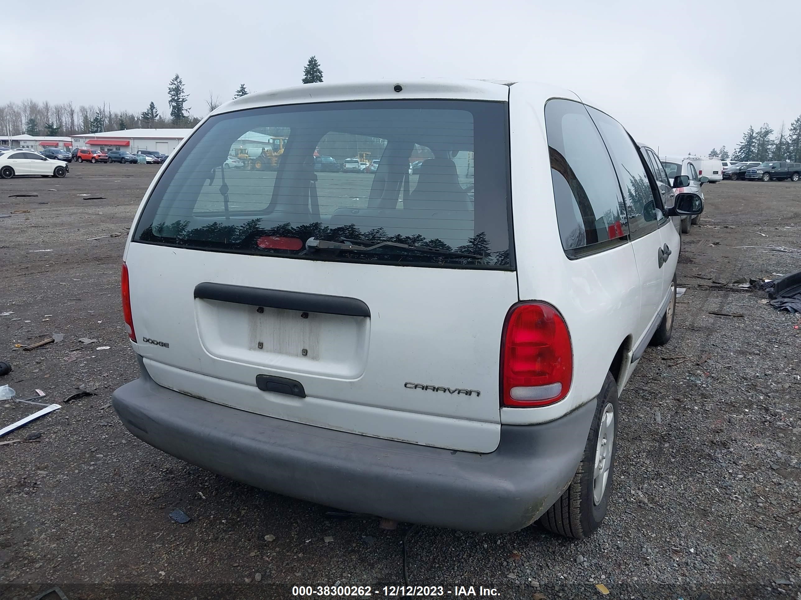 Photo 3 VIN: 2B4FP2532VR323674 - DODGE CARAVAN 