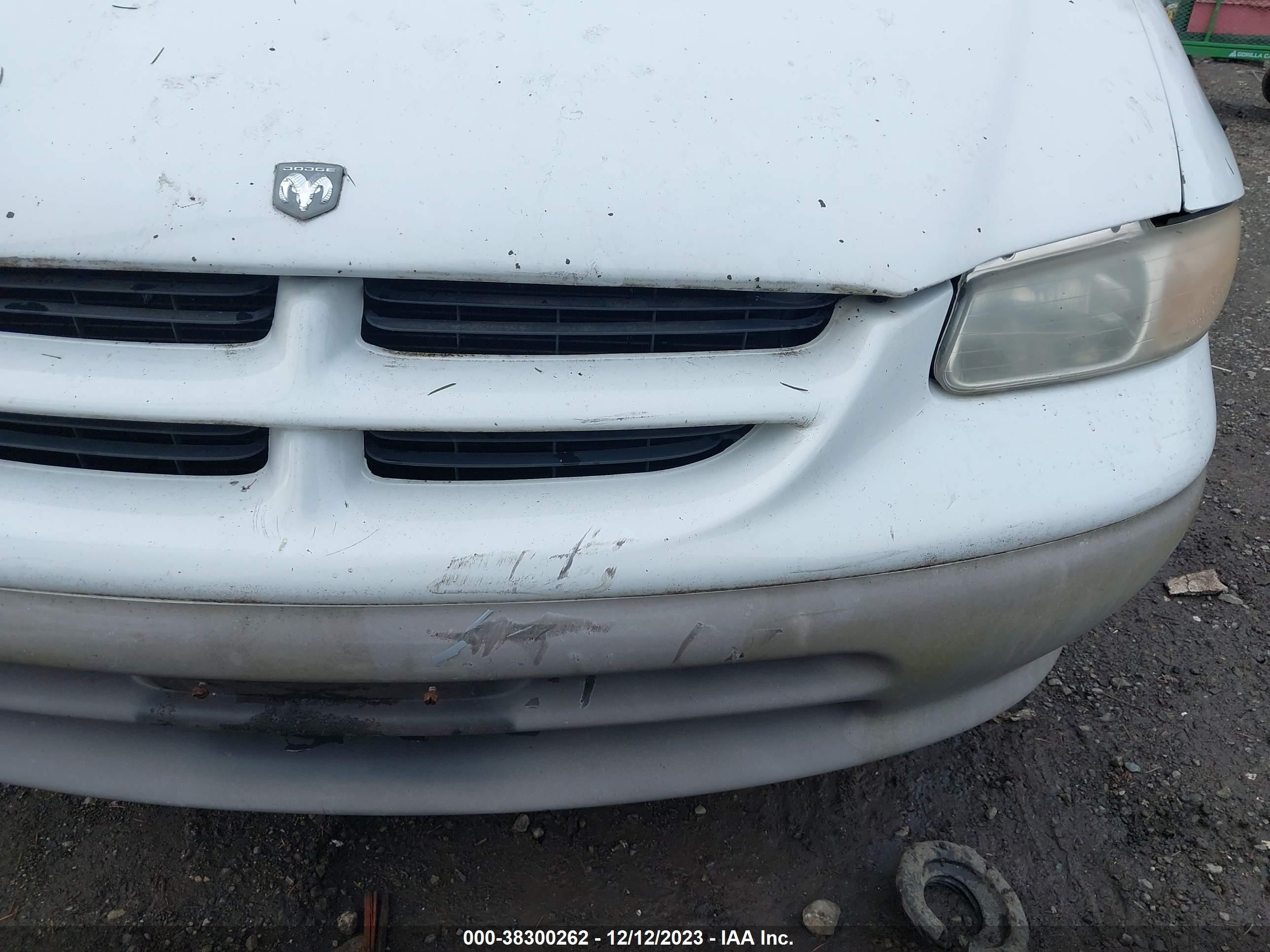 Photo 5 VIN: 2B4FP2532VR323674 - DODGE CARAVAN 