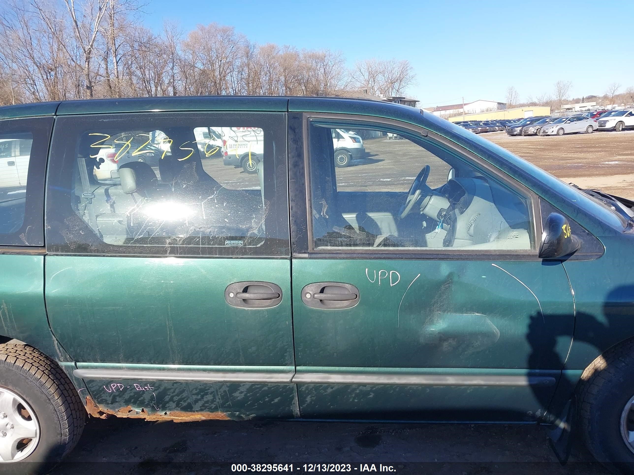 Photo 11 VIN: 2B4FP25B4XR295807 - DODGE CARAVAN 