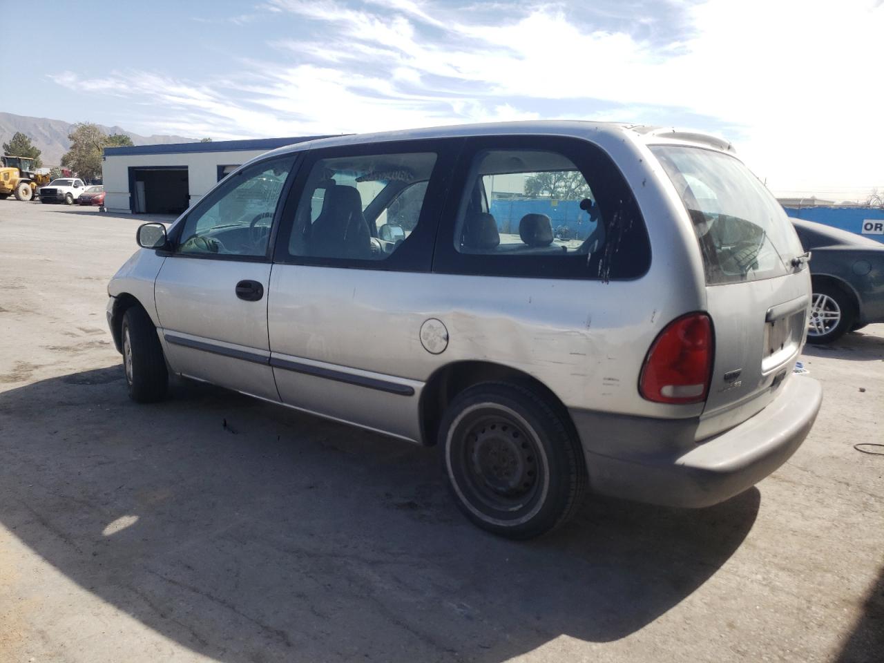 Photo 1 VIN: 2B4FP25B5YR839605 - DODGE CARAVAN 