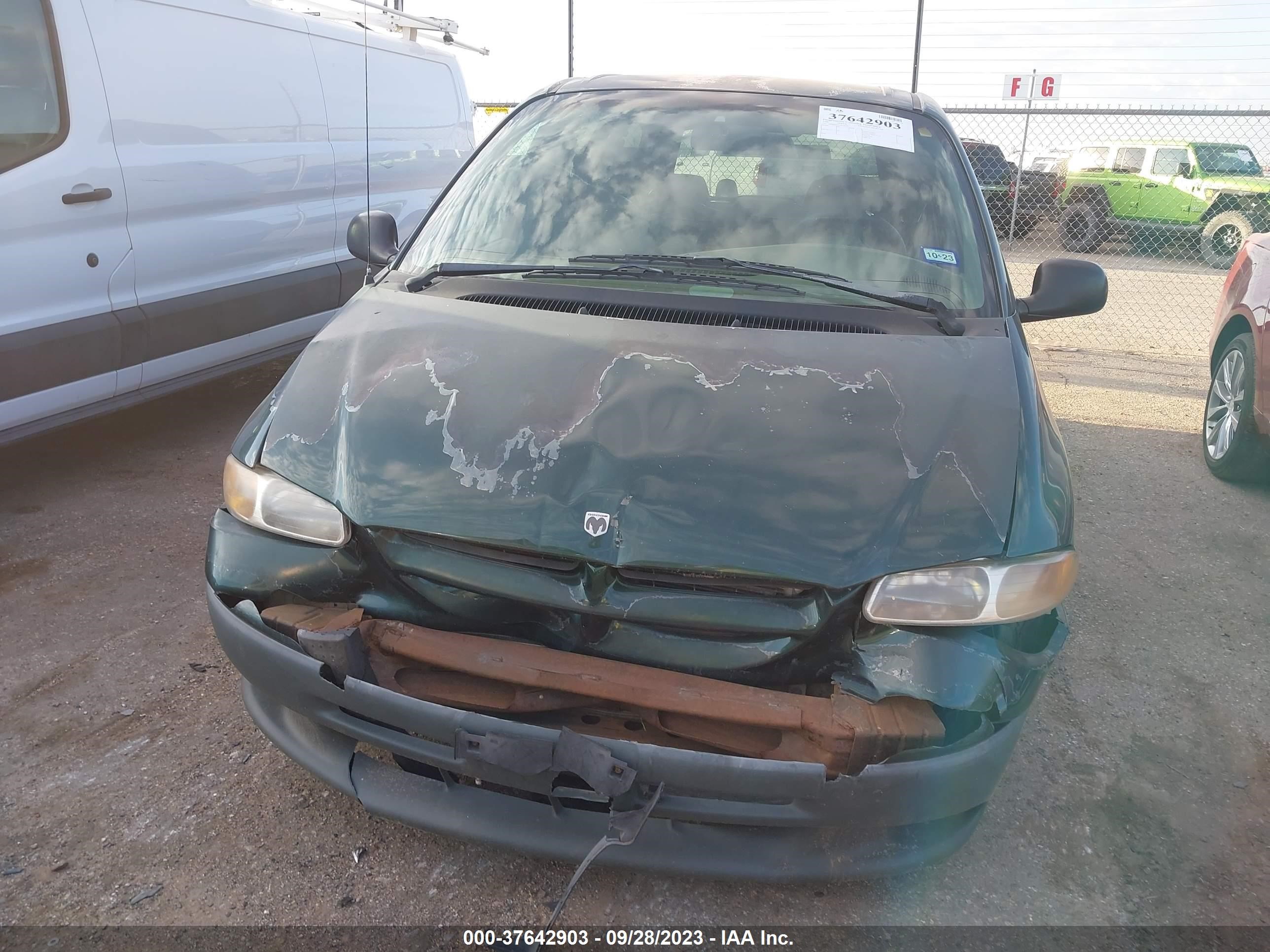 Photo 5 VIN: 2B4GP24G4XR328676 - DODGE CARAVAN 