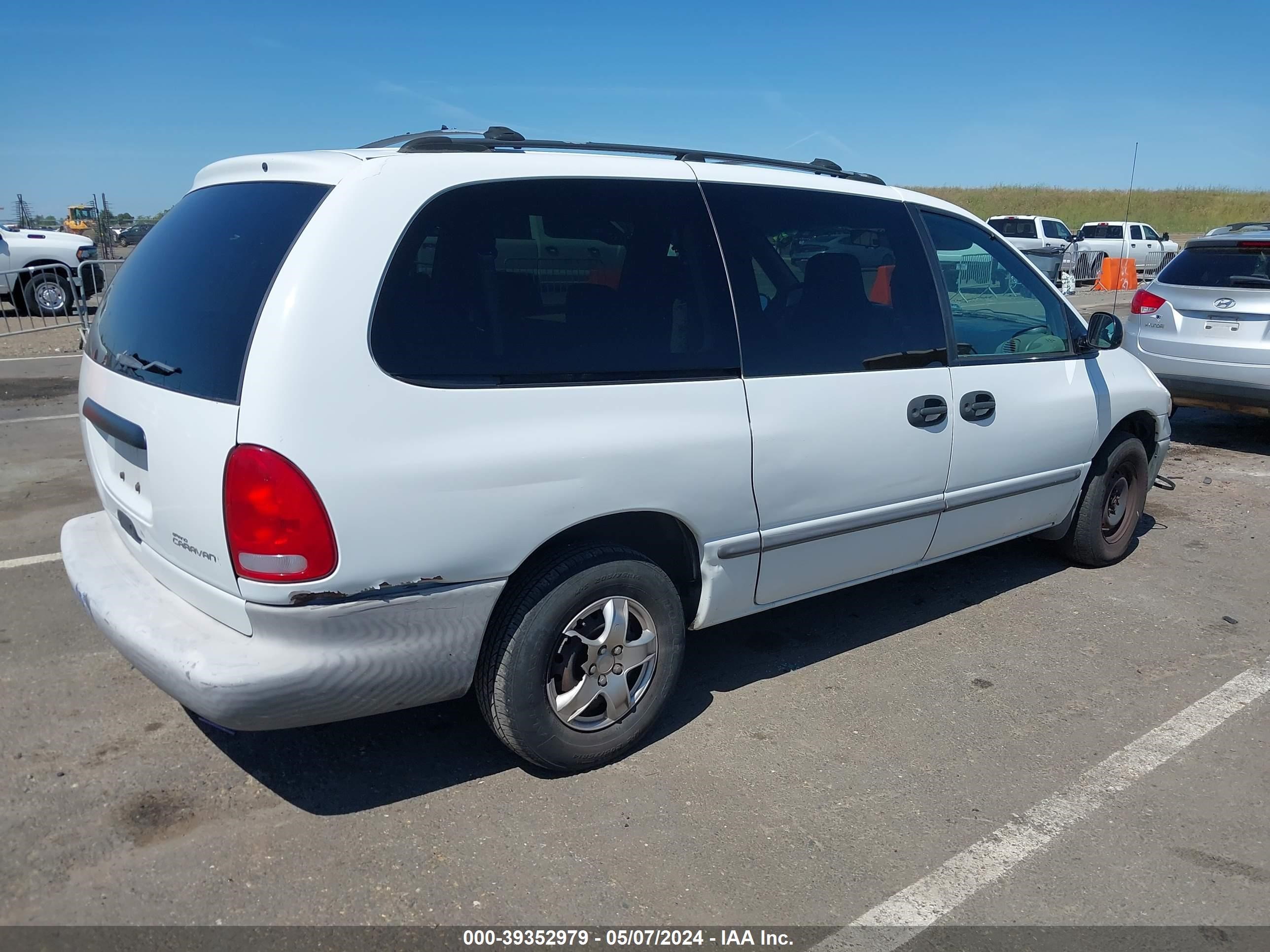 Photo 3 VIN: 2B4GP24R5XR216986 - DODGE CARAVAN 