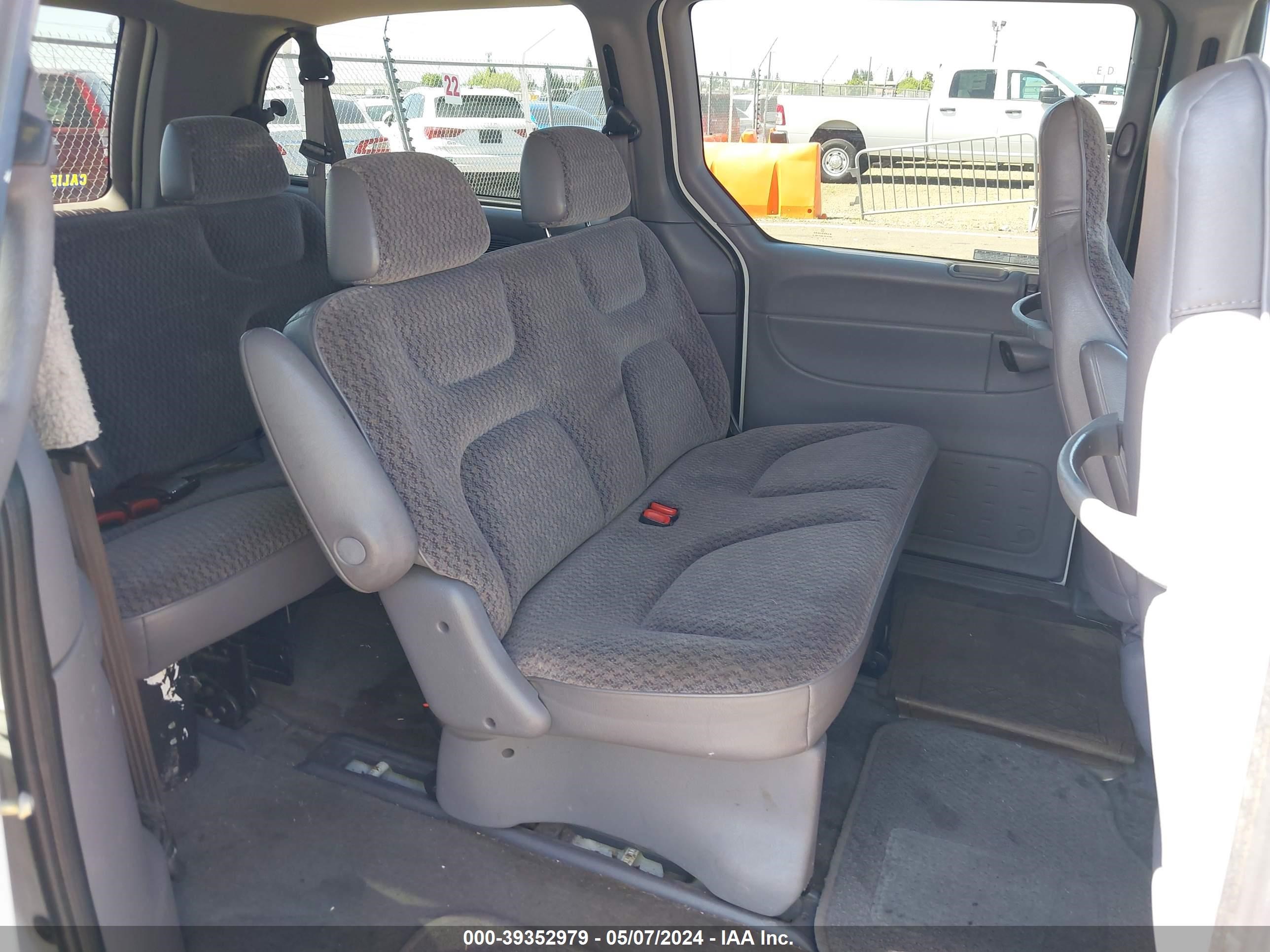 Photo 7 VIN: 2B4GP24R5XR216986 - DODGE CARAVAN 