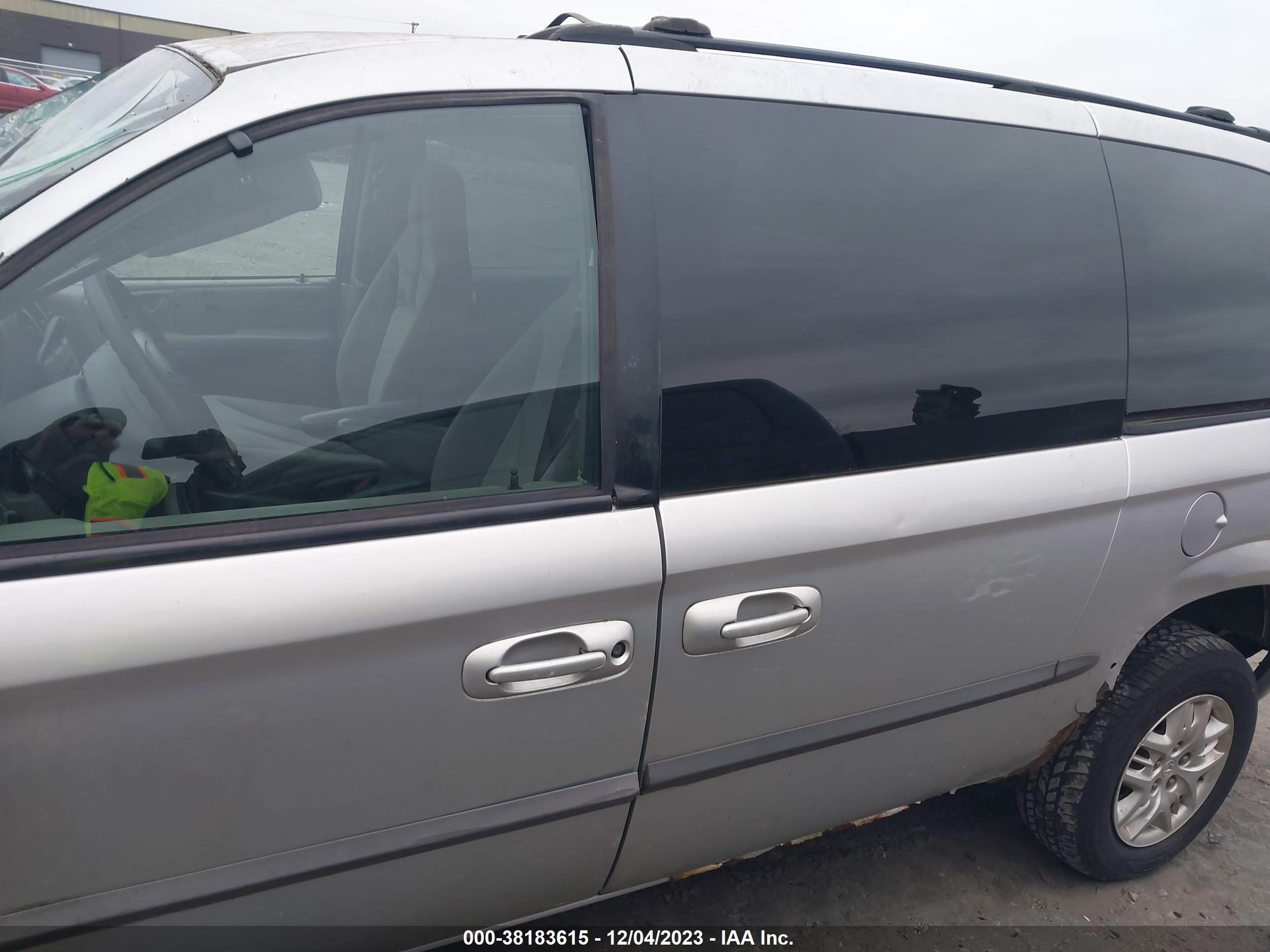 Photo 13 VIN: 2B4GP34332R605801 - DODGE CARAVAN 