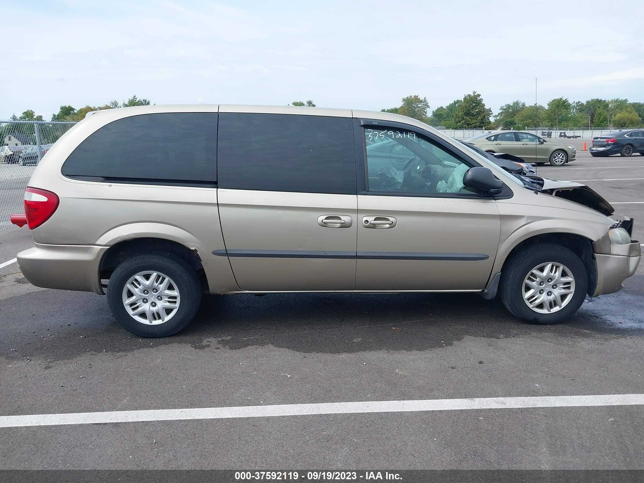 Photo 13 VIN: 2B4GP44302R546471 - DODGE CARAVAN 