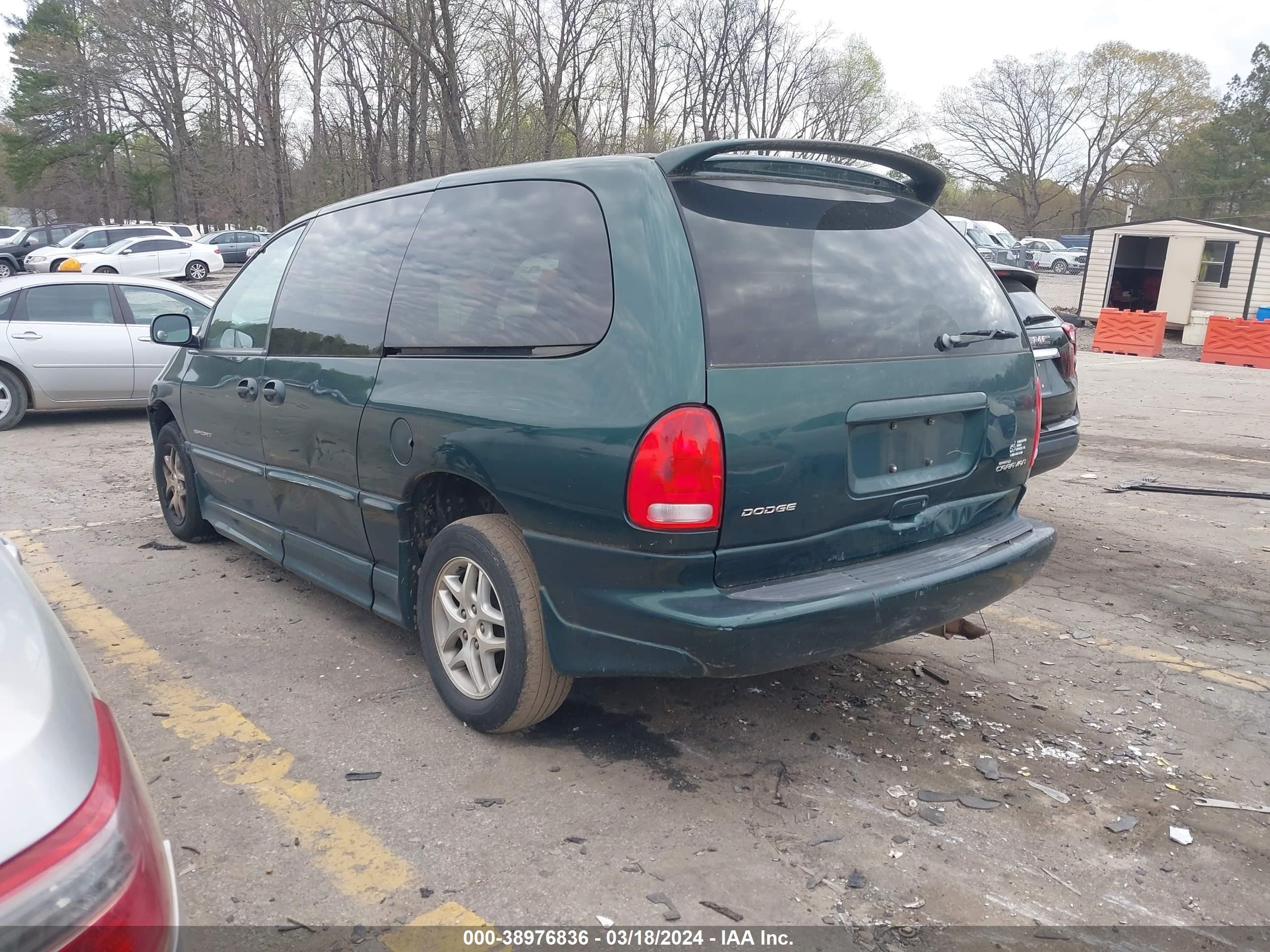 Photo 2 VIN: 2B4GP44G7XR397888 - DODGE CARAVAN 