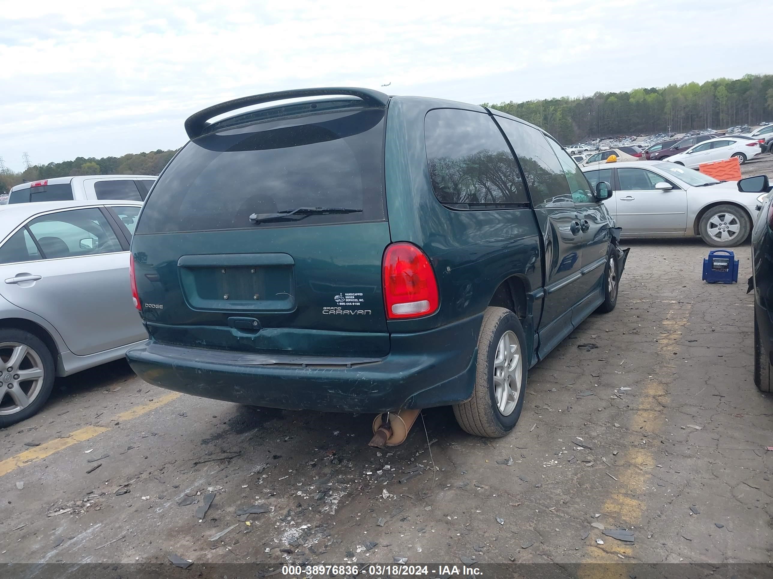 Photo 3 VIN: 2B4GP44G7XR397888 - DODGE CARAVAN 