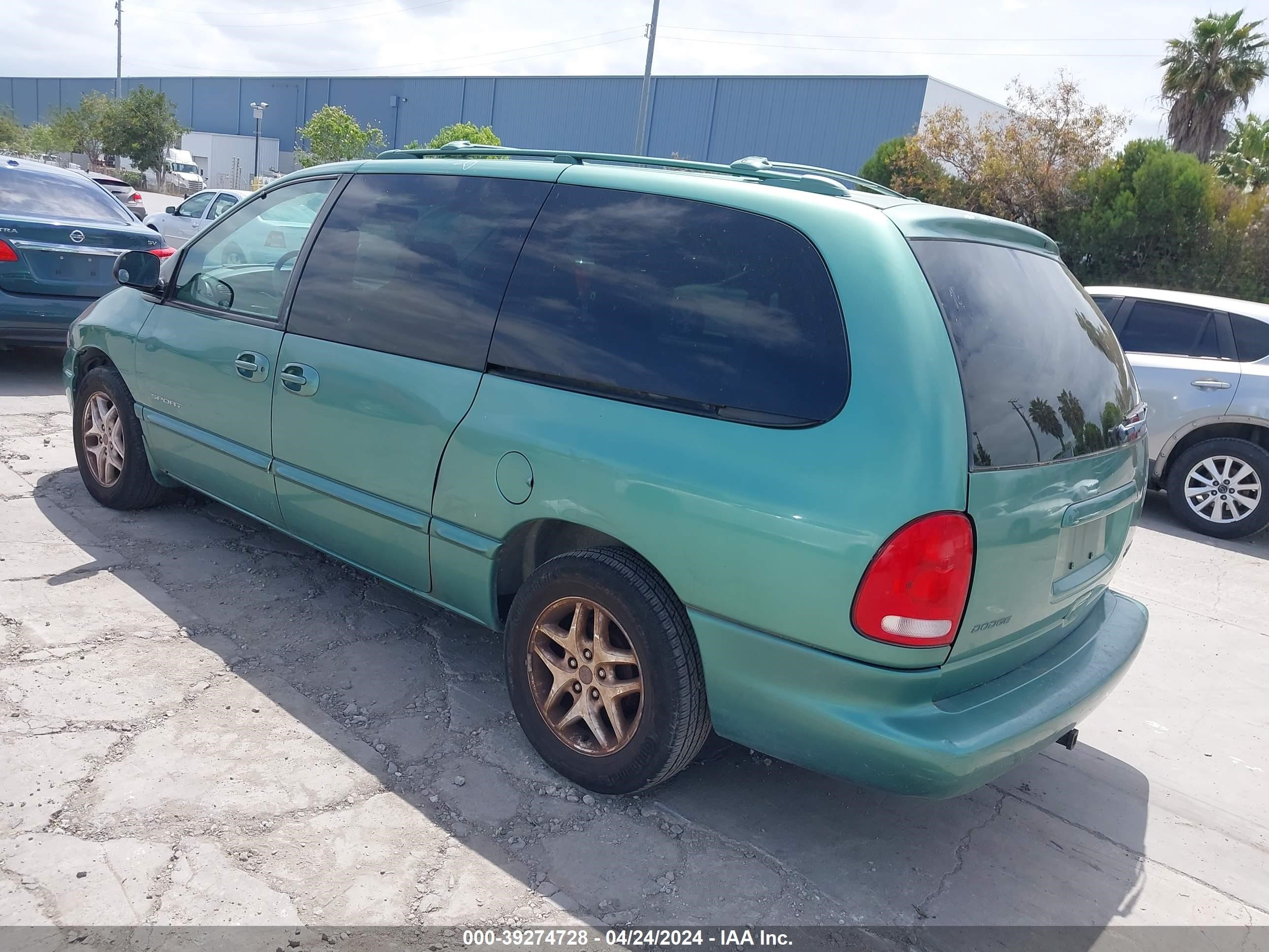 Photo 2 VIN: 2B4GP44R1WR658092 - DODGE CARAVAN 