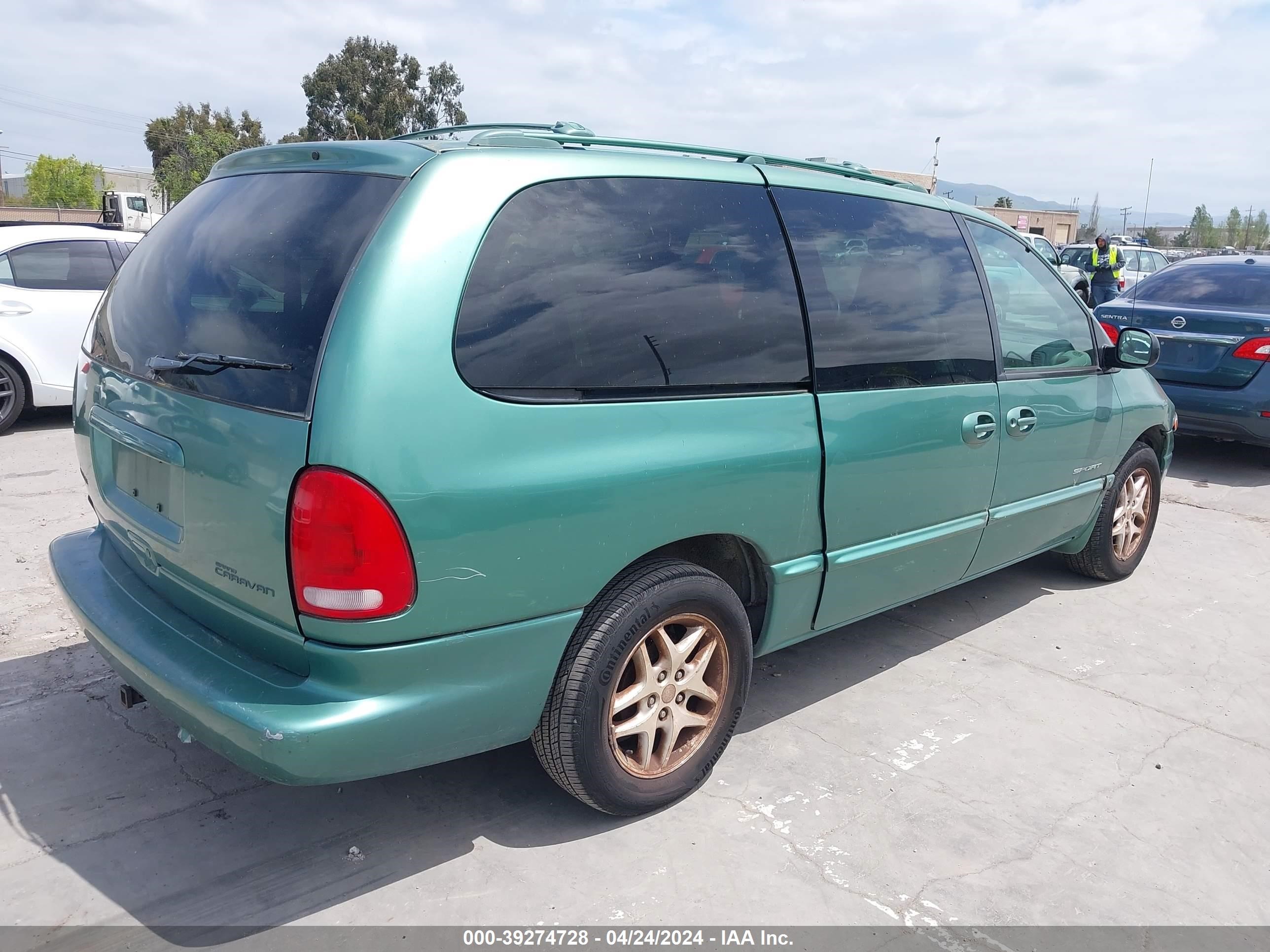 Photo 3 VIN: 2B4GP44R1WR658092 - DODGE CARAVAN 