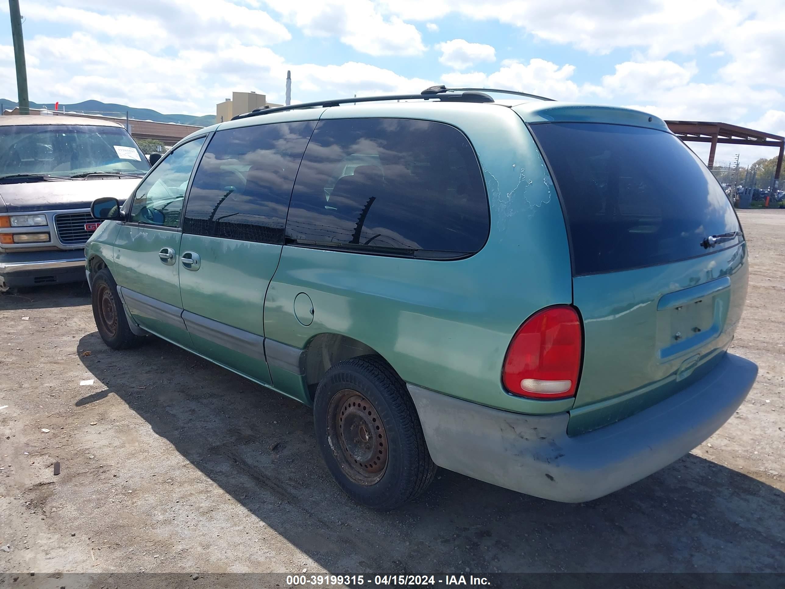 Photo 2 VIN: 2B4GP44R8XR215214 - DODGE CARAVAN 