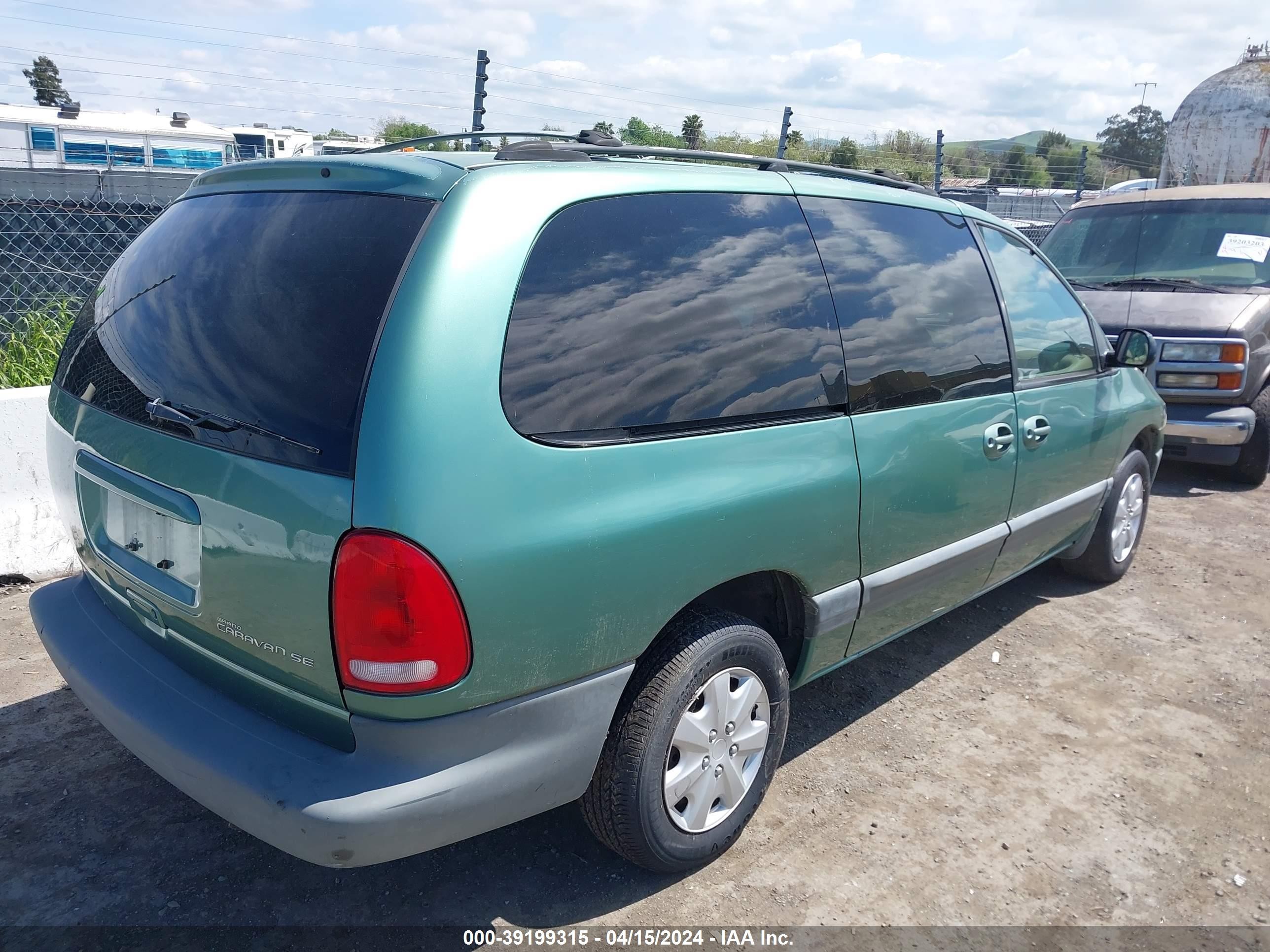 Photo 3 VIN: 2B4GP44R8XR215214 - DODGE CARAVAN 