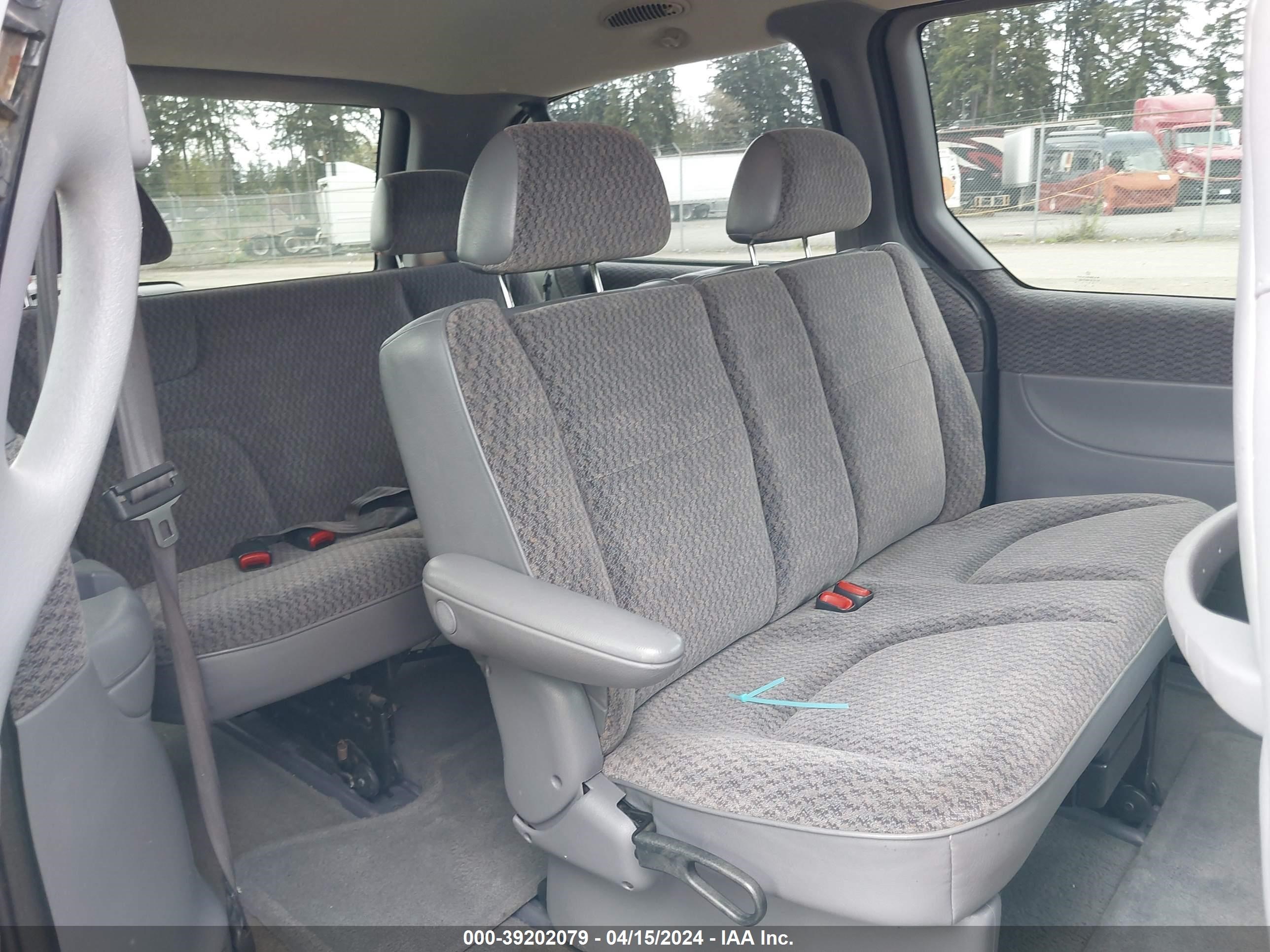 Photo 7 VIN: 2B4GP44R9WR592911 - DODGE CARAVAN 