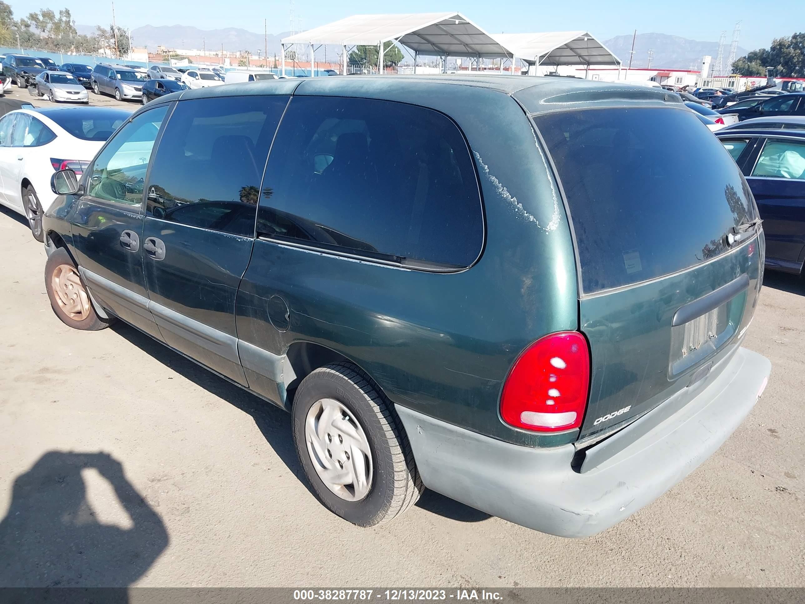 Photo 2 VIN: 2B4GP44RXWR520261 - DODGE CARAVAN 